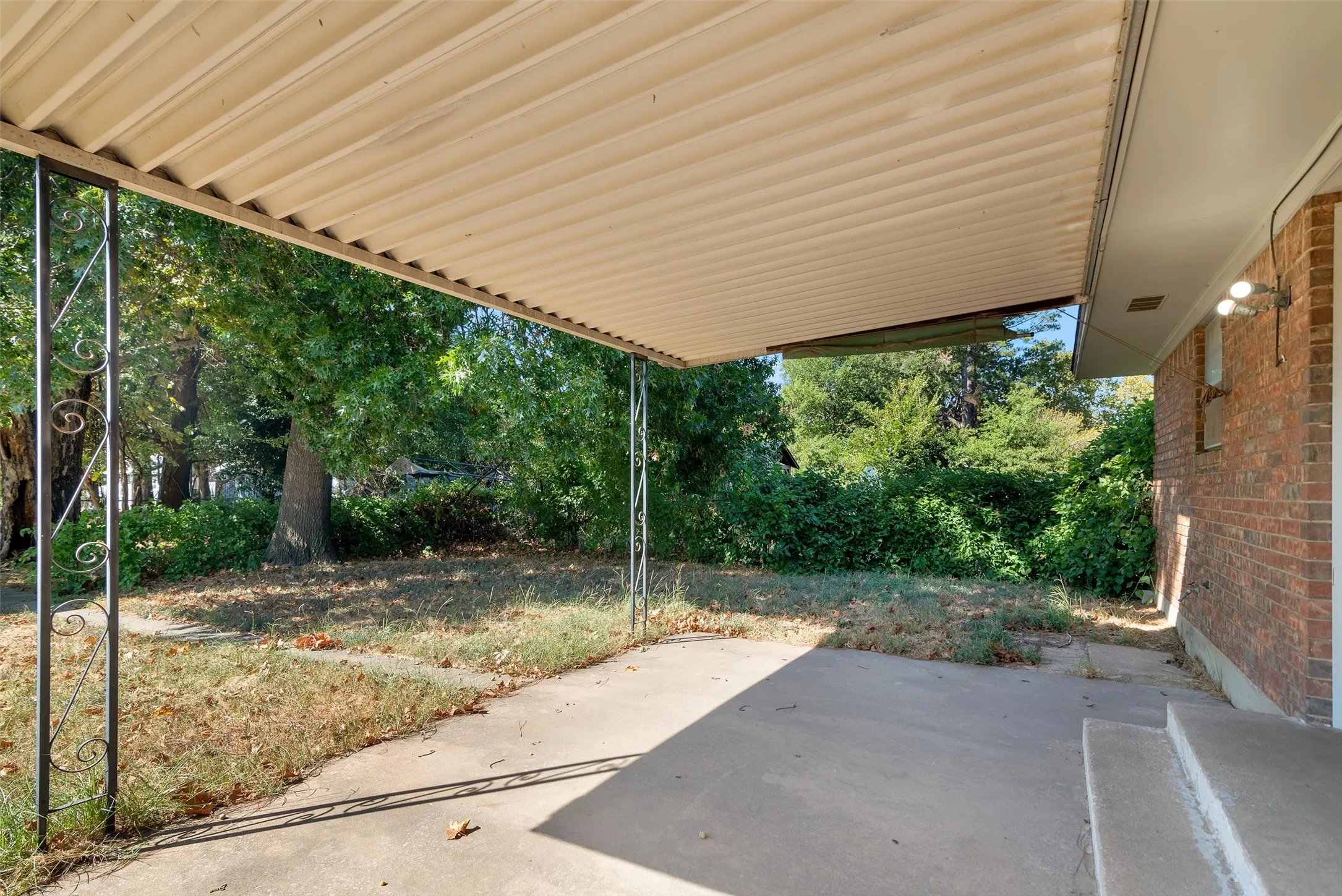 Single Family Residence For Sale in Grayson County , 2500 W Elm Street, Denison, Texas 75020, 3 Bedroom, 2 Bathroom, 2 Garage spaces, 1,377 Sqft, built in 1964, mls#21390565, Real Estate Agent in Denison, Homes For Sale in Grayson county, Homes For Sale in Denison, Realtor in Denison Texas, Real Estate Brokerage Independent Realty Texas, Luminita Cordes Realtor