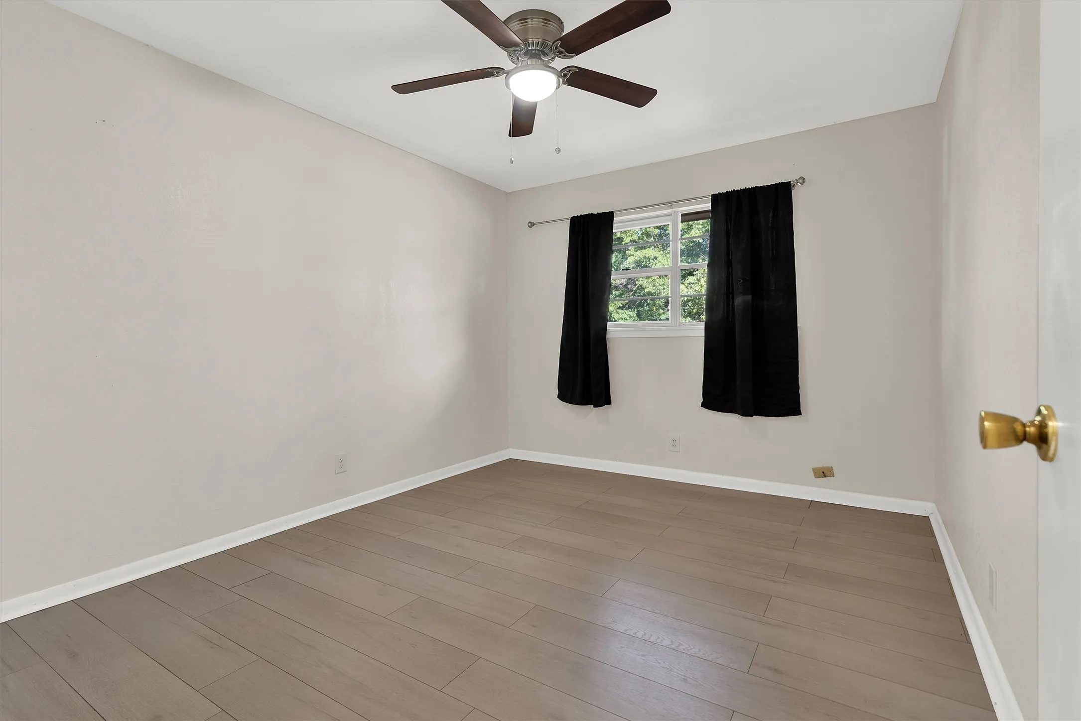 Single Family Residence For Sale in Grayson County , 2500 W Elm Street, Denison, Texas 75020, 3 Bedroom, 2 Bathroom, 2 Garage spaces, 1,377 Sqft, built in 1964, mls#21390565, Real Estate Agent in Denison, Homes For Sale in Grayson county, Homes For Sale in Denison, Realtor in Denison Texas, Real Estate Brokerage Independent Realty Texas, Luminita Cordes Realtor