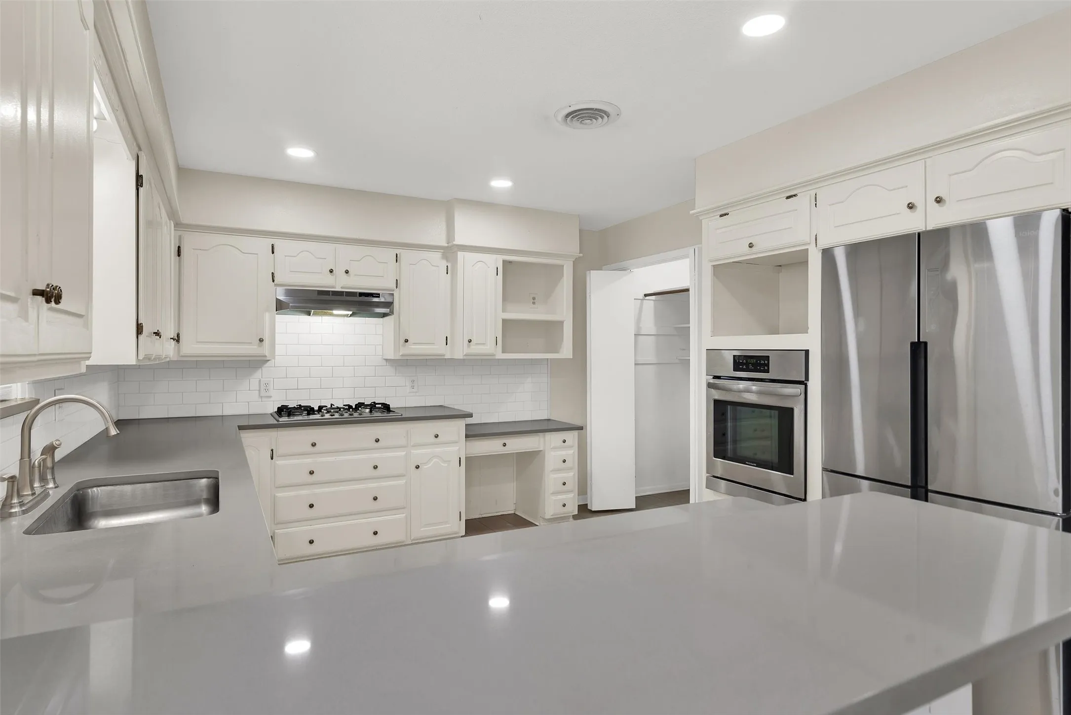Single Family Residence For Sale in Grayson County , 2500 W Elm Street, Denison, Texas 75020, 3 Bedroom, 2 Bathroom, 2 Garage spaces, 1,377 Sqft, built in 1964, mls#21390565, Real Estate Agent in Denison, Homes For Sale in Grayson county, Homes For Sale in Denison, Realtor in Denison Texas, Real Estate Brokerage Independent Realty Texas, Luminita Cordes Realtor