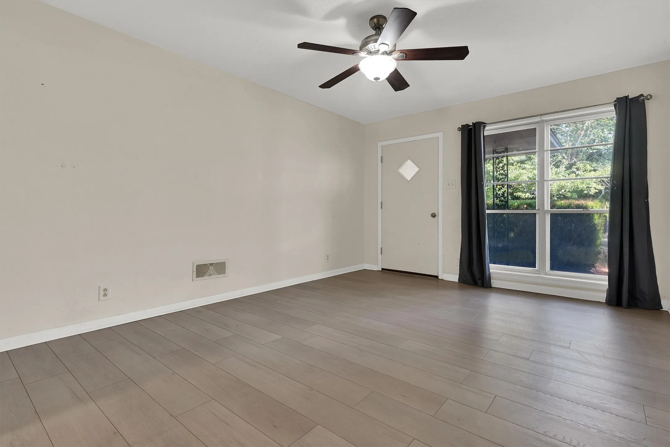 Single Family Residence For Sale in Grayson County , 2500 W Elm Street, Denison, Texas 75020, 3 Bedroom, 2 Bathroom, 2 Garage spaces, 1,377 Sqft, built in 1964, mls#21390565, Real Estate Agent in Denison, Homes For Sale in Grayson county, Homes For Sale in Denison, Realtor in Denison Texas, Real Estate Brokerage Independent Realty Texas, Luminita Cordes Realtor