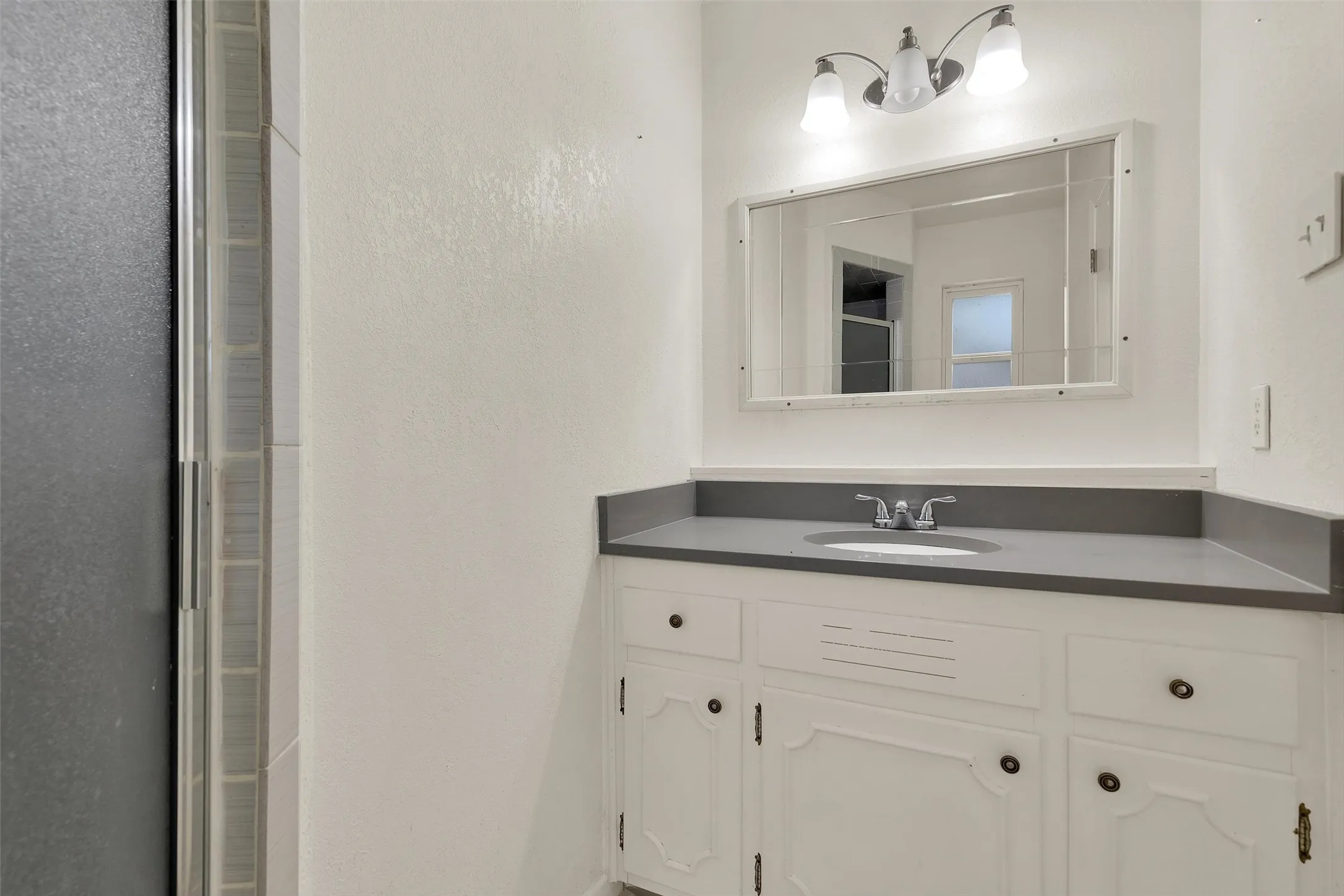 Single Family Residence For Sale in Grayson County , 2500 W Elm Street, Denison, Texas 75020, 3 Bedroom, 2 Bathroom, 2 Garage spaces, 1,377 Sqft, built in 1964, mls#21390565, Real Estate Agent in Denison, Homes For Sale in Grayson county, Homes For Sale in Denison, Realtor in Denison Texas, Real Estate Brokerage Independent Realty Texas, Luminita Cordes Realtor