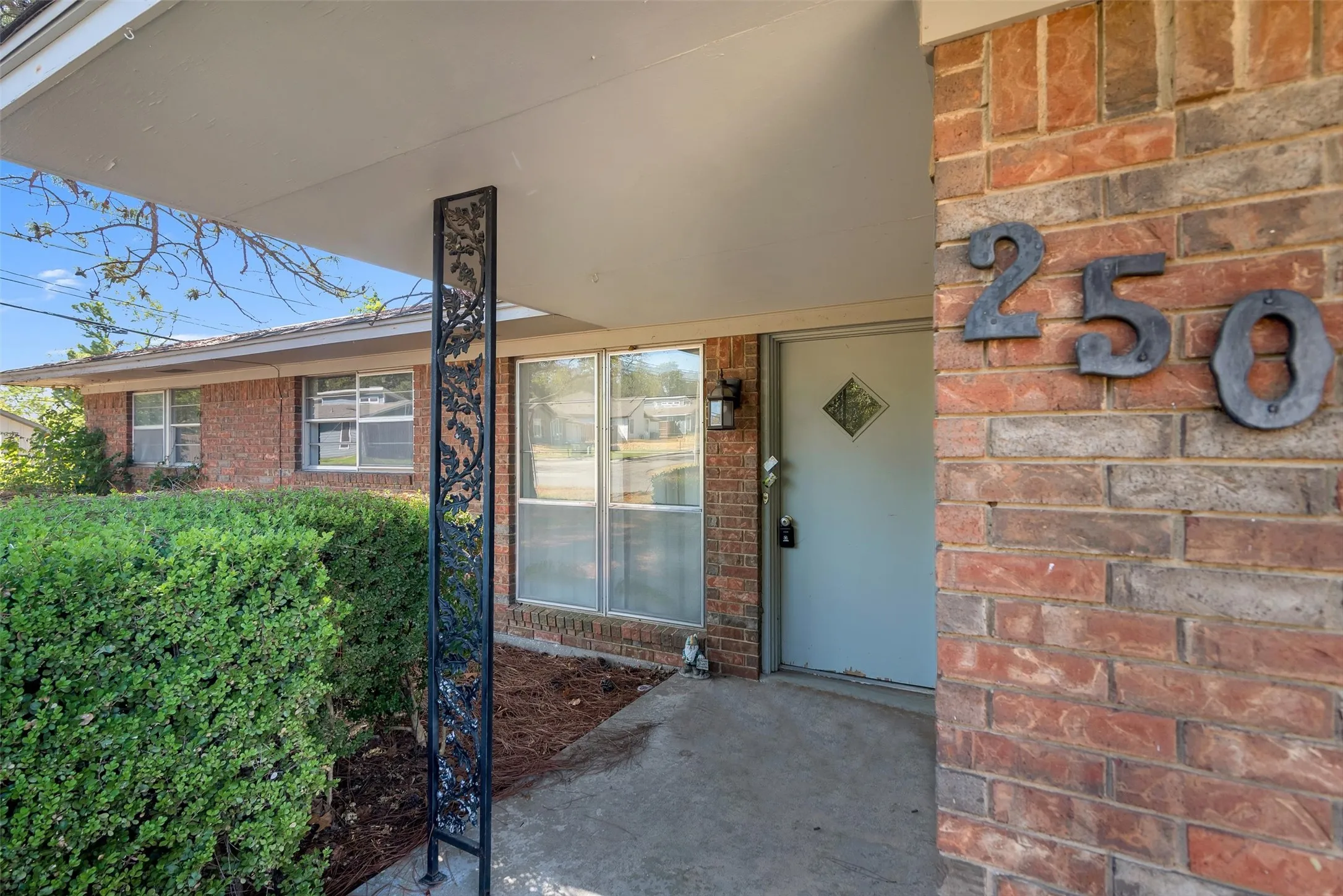 Single Family Residence For Sale in Grayson County , 2500 W Elm Street, Denison, Texas 75020, 3 Bedroom, 2 Bathroom, 2 Garage spaces, 1,377 Sqft, built in 1964, mls#21390565, Real Estate Agent in Denison, Homes For Sale in Grayson county, Homes For Sale in Denison, Realtor in Denison Texas, Real Estate Brokerage Independent Realty Texas, Luminita Cordes Realtor