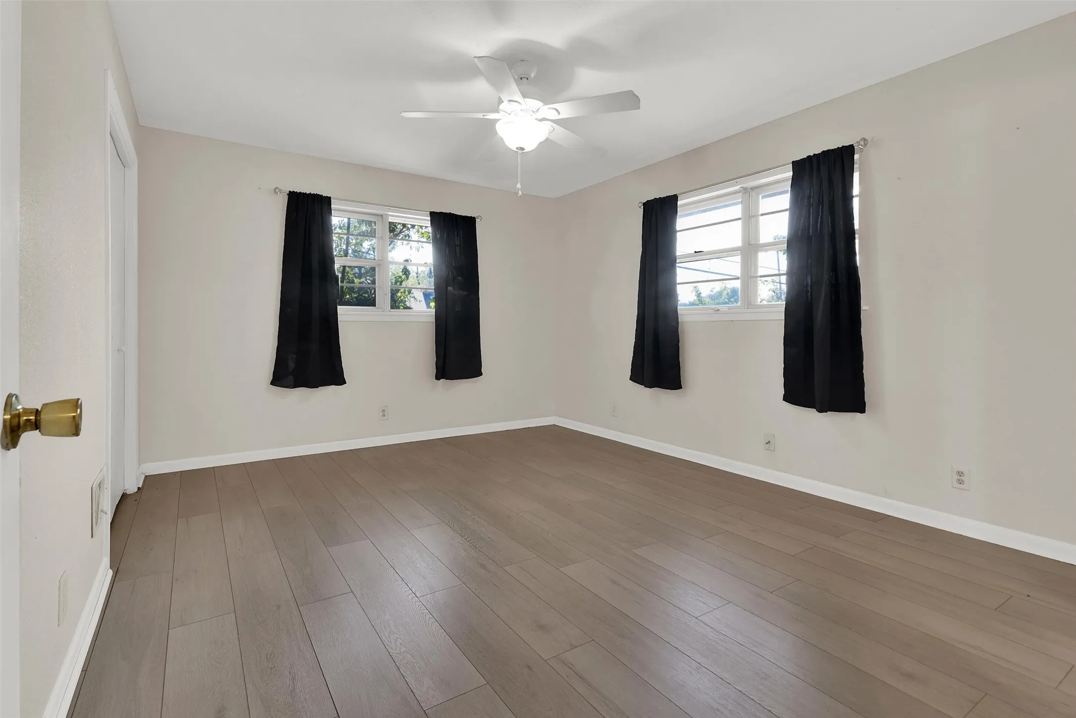 Single Family Residence For Sale in Grayson County , 2500 W Elm Street, Denison, Texas 75020, 3 Bedroom, 2 Bathroom, 2 Garage spaces, 1,377 Sqft, built in 1964, mls#21390565, Real Estate Agent in Denison, Homes For Sale in Grayson county, Homes For Sale in Denison, Realtor in Denison Texas, Real Estate Brokerage Independent Realty Texas, Luminita Cordes Realtor