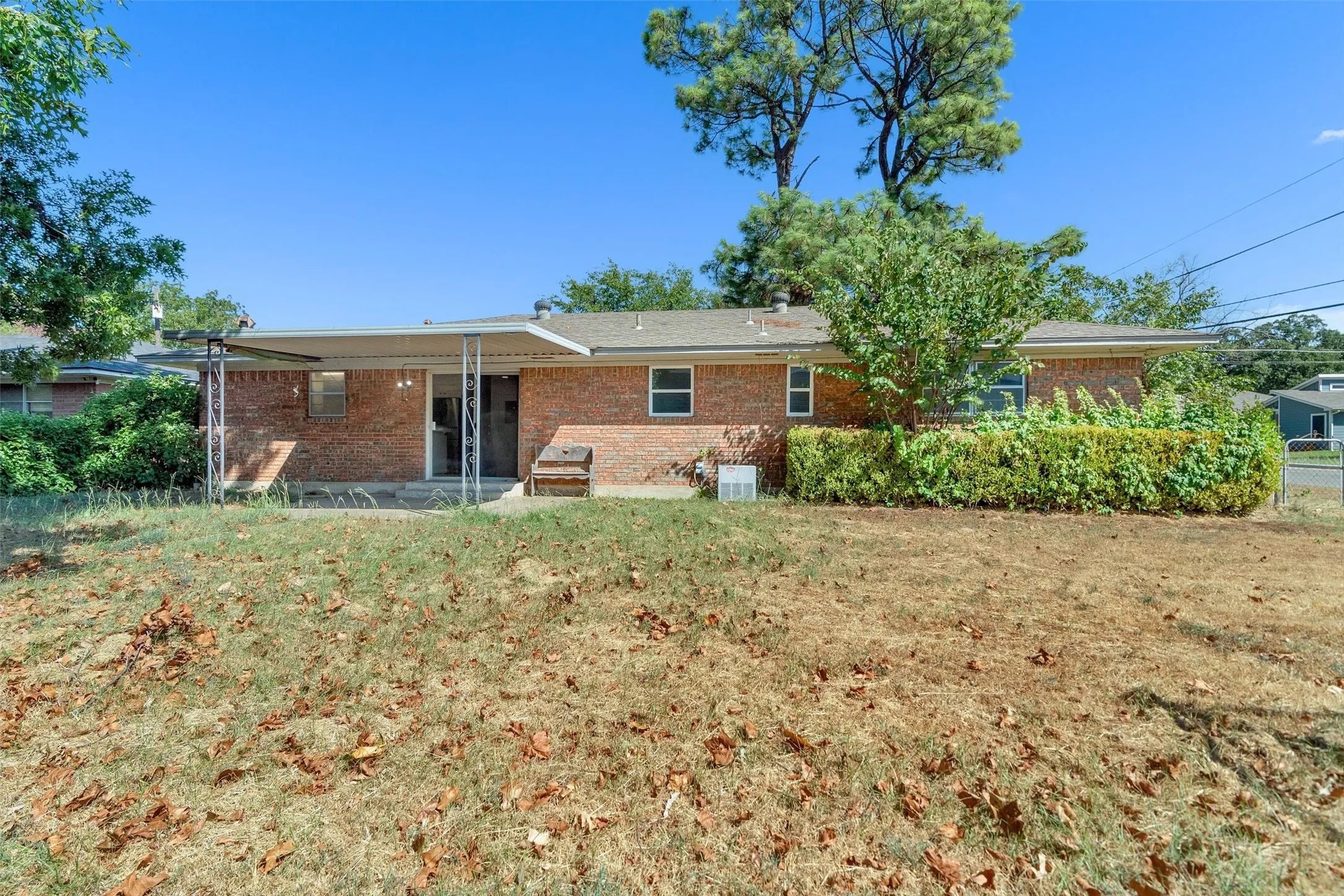 Single Family Residence For Sale in Grayson County , 2500 W Elm Street, Denison, Texas 75020, 3 Bedroom, 2 Bathroom, 2 Garage spaces, 1,377 Sqft, built in 1964, mls#21390565, Real Estate Agent in Denison, Homes For Sale in Grayson county, Homes For Sale in Denison, Realtor in Denison Texas, Real Estate Brokerage Independent Realty Texas, Luminita Cordes Realtor