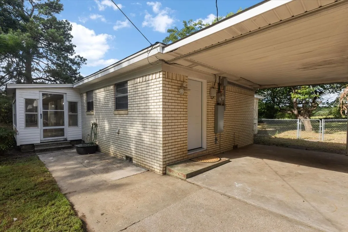 Single Family Residence For Sale in Gregg County , 220 Private Road 3487, Kilgore, Texas 75662, 3 Bedroom, 2 Bathroom, Garage spaces, 1,514 Sqft, built in 1968, mls#21390595, Real Estate Agent in Kilgore, Homes For Sale in Gregg county, Homes For Sale in Kilgore, Realtor in Kilgore Texas, Real Estate Brokerage Independent Realty Texas, Luminita Cordes Realtor