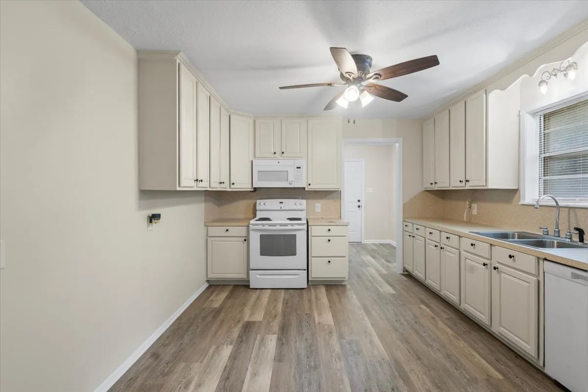 Single Family Residence For Sale in Gregg County , 220 Private Road 3487, Kilgore, Texas 75662, 3 Bedroom, 2 Bathroom, Garage spaces, 1,514 Sqft, built in 1968, mls#21390595, Real Estate Agent in Kilgore, Homes For Sale in Gregg county, Homes For Sale in Kilgore, Realtor in Kilgore Texas, Real Estate Brokerage Independent Realty Texas, Luminita Cordes Realtor