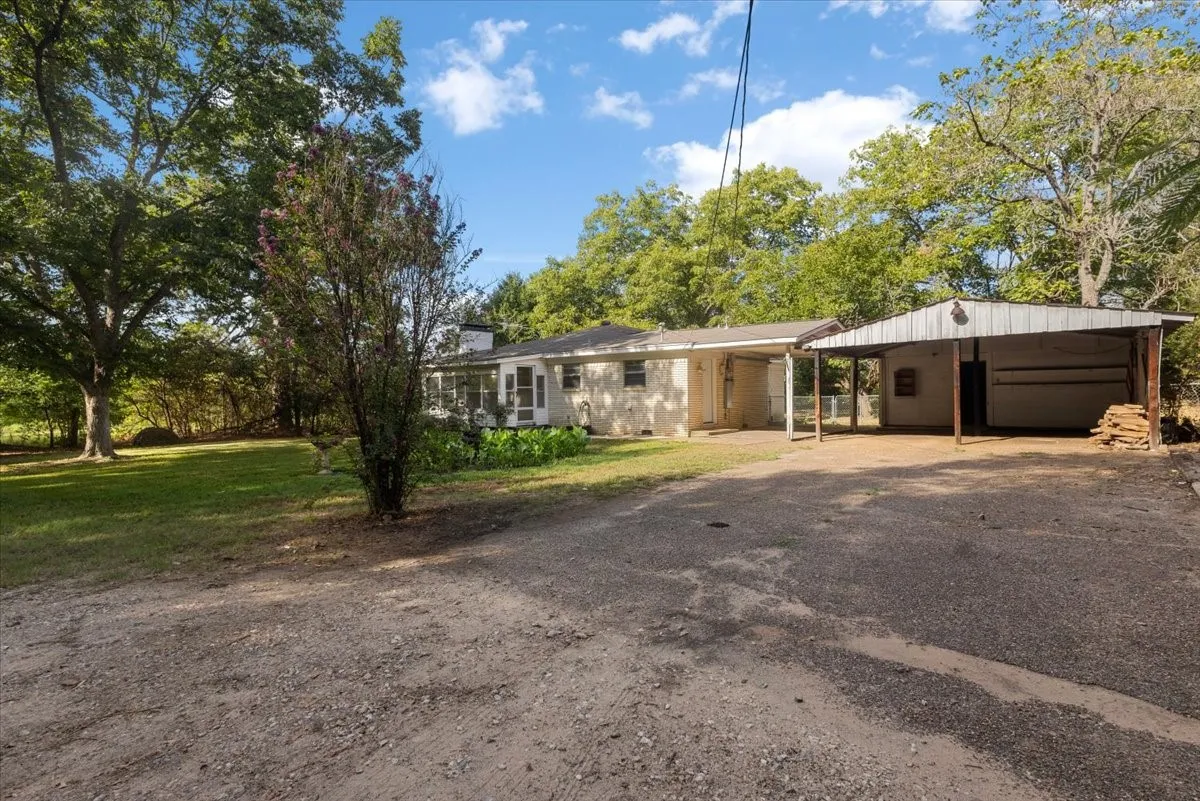 Single Family Residence For Sale in Gregg County , 220 Private Road 3487, Kilgore, Texas 75662, 3 Bedroom, 2 Bathroom, Garage spaces, 1,514 Sqft, built in 1968, mls#21390595, Real Estate Agent in Kilgore, Homes For Sale in Gregg county, Homes For Sale in Kilgore, Realtor in Kilgore Texas, Real Estate Brokerage Independent Realty Texas, Luminita Cordes Realtor