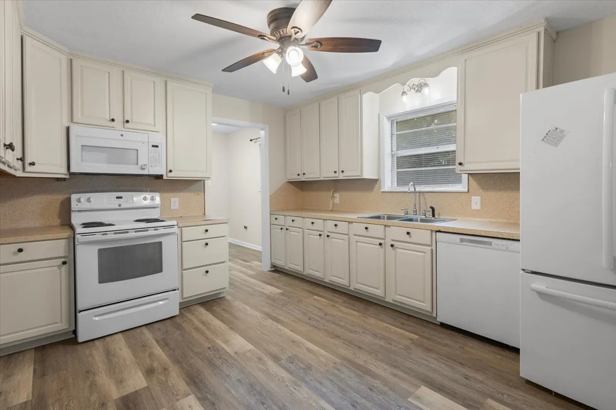Single Family Residence For Sale in Gregg County , 220 Private Road 3487, Kilgore, Texas 75662, 3 Bedroom, 2 Bathroom, Garage spaces, 1,514 Sqft, built in 1968, mls#21390595, Real Estate Agent in Kilgore, Homes For Sale in Gregg county, Homes For Sale in Kilgore, Realtor in Kilgore Texas, Real Estate Brokerage Independent Realty Texas, Luminita Cordes Realtor