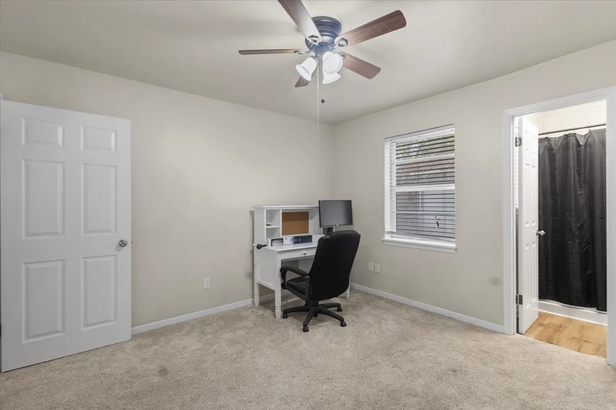 Single Family Residence For Sale in Gregg County , 220 Private Road 3487, Kilgore, Texas 75662, 3 Bedroom, 2 Bathroom, Garage spaces, 1,514 Sqft, built in 1968, mls#21390595, Real Estate Agent in Kilgore, Homes For Sale in Gregg county, Homes For Sale in Kilgore, Realtor in Kilgore Texas, Real Estate Brokerage Independent Realty Texas, Luminita Cordes Realtor