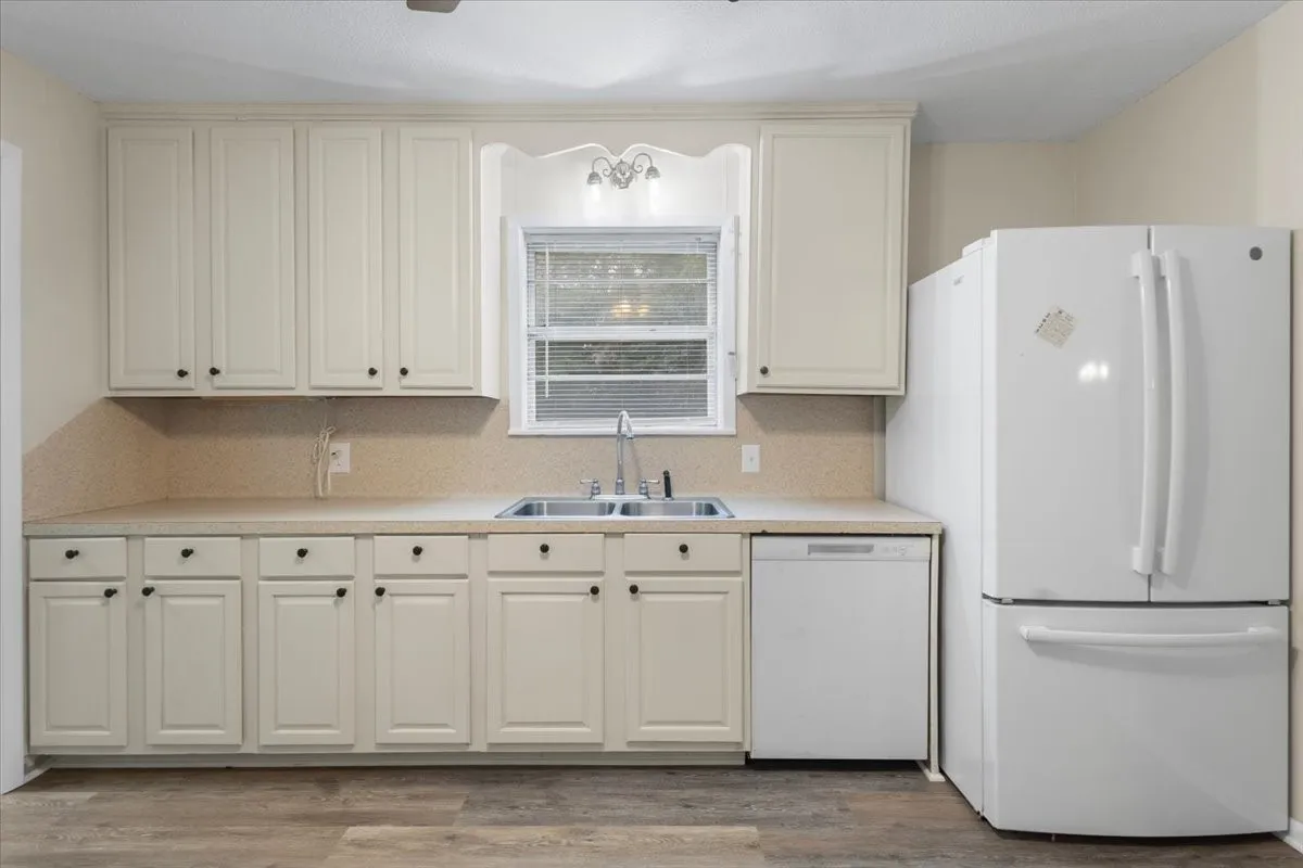 Single Family Residence For Sale in Gregg County , 220 Private Road 3487, Kilgore, Texas 75662, 3 Bedroom, 2 Bathroom, Garage spaces, 1,514 Sqft, built in 1968, mls#21390595, Real Estate Agent in Kilgore, Homes For Sale in Gregg county, Homes For Sale in Kilgore, Realtor in Kilgore Texas, Real Estate Brokerage Independent Realty Texas, Luminita Cordes Realtor
