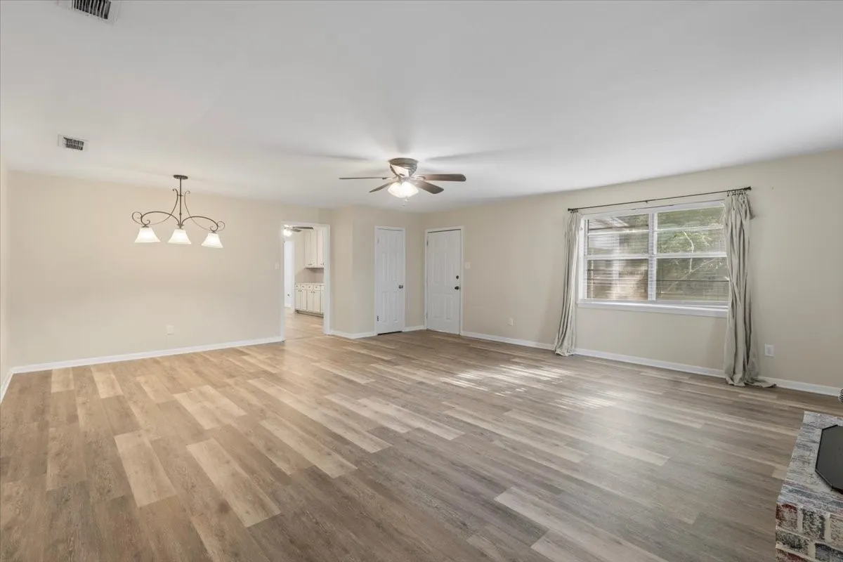 Single Family Residence For Sale in Gregg County , 220 Private Road 3487, Kilgore, Texas 75662, 3 Bedroom, 2 Bathroom, Garage spaces, 1,514 Sqft, built in 1968, mls#21390595, Real Estate Agent in Kilgore, Homes For Sale in Gregg county, Homes For Sale in Kilgore, Realtor in Kilgore Texas, Real Estate Brokerage Independent Realty Texas, Luminita Cordes Realtor