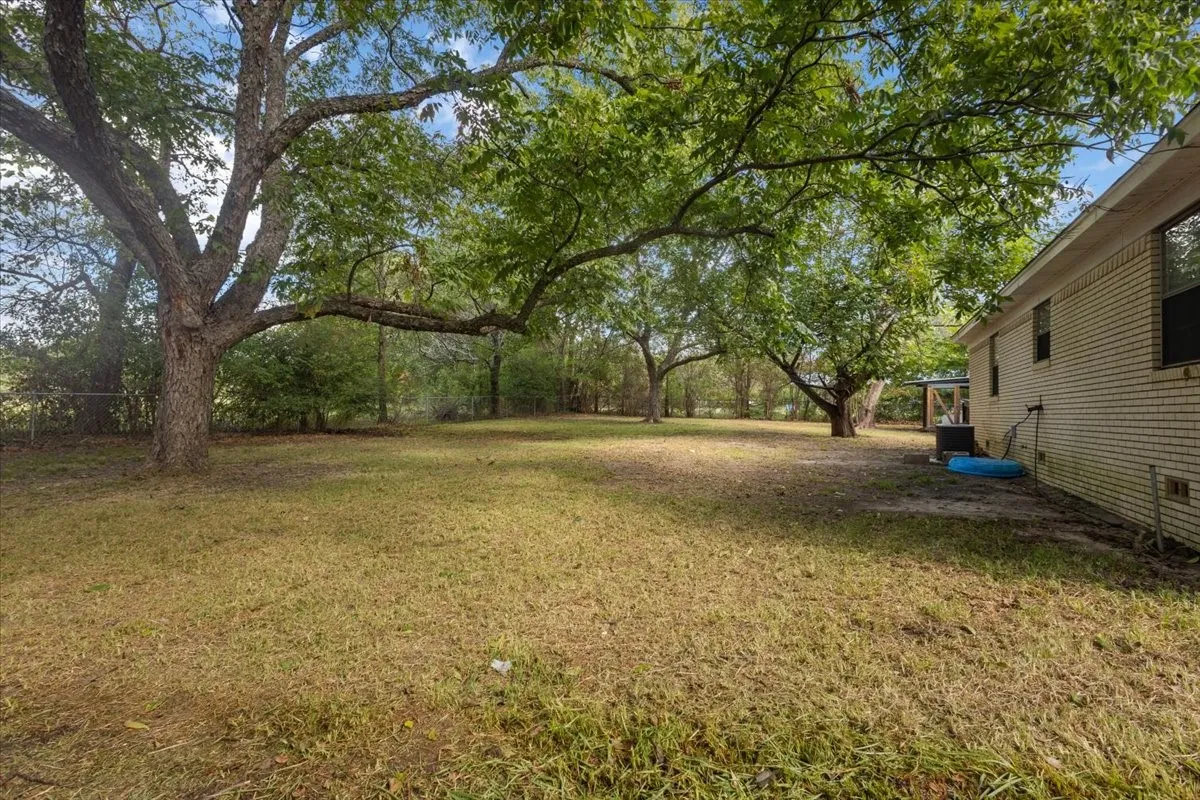 Single Family Residence For Sale in Gregg County , 220 Private Road 3487, Kilgore, Texas 75662, 3 Bedroom, 2 Bathroom, Garage spaces, 1,514 Sqft, built in 1968, mls#21390595, Real Estate Agent in Kilgore, Homes For Sale in Gregg county, Homes For Sale in Kilgore, Realtor in Kilgore Texas, Real Estate Brokerage Independent Realty Texas, Luminita Cordes Realtor