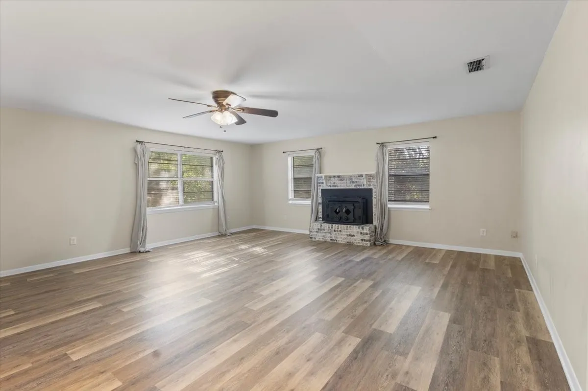 Single Family Residence For Sale in Gregg County , 220 Private Road 3487, Kilgore, Texas 75662, 3 Bedroom, 2 Bathroom, Garage spaces, 1,514 Sqft, built in 1968, mls#21390595, Real Estate Agent in Kilgore, Homes For Sale in Gregg county, Homes For Sale in Kilgore, Realtor in Kilgore Texas, Real Estate Brokerage Independent Realty Texas, Luminita Cordes Realtor