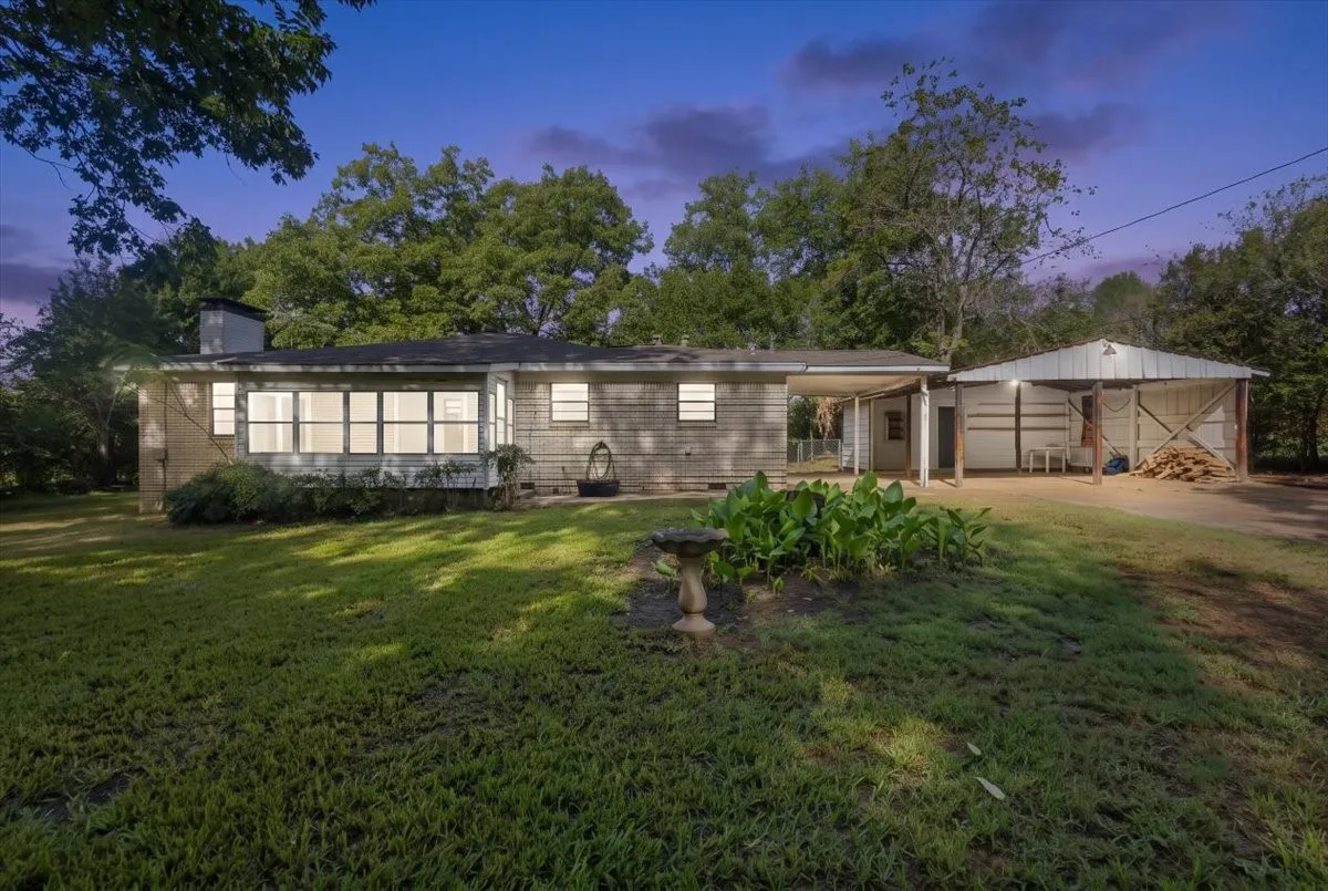 Single Family Residence For Sale in Gregg County , 220 Private Road 3487, Kilgore, Texas 75662, 3 Bedroom, 2 Bathroom, Garage spaces, 1,514 Sqft, built in 1968, mls#21390595, Real Estate Agent in Kilgore, Homes For Sale in Gregg county, Homes For Sale in Kilgore, Realtor in Kilgore Texas, Real Estate Brokerage Independent Realty Texas, Luminita Cordes Realtor