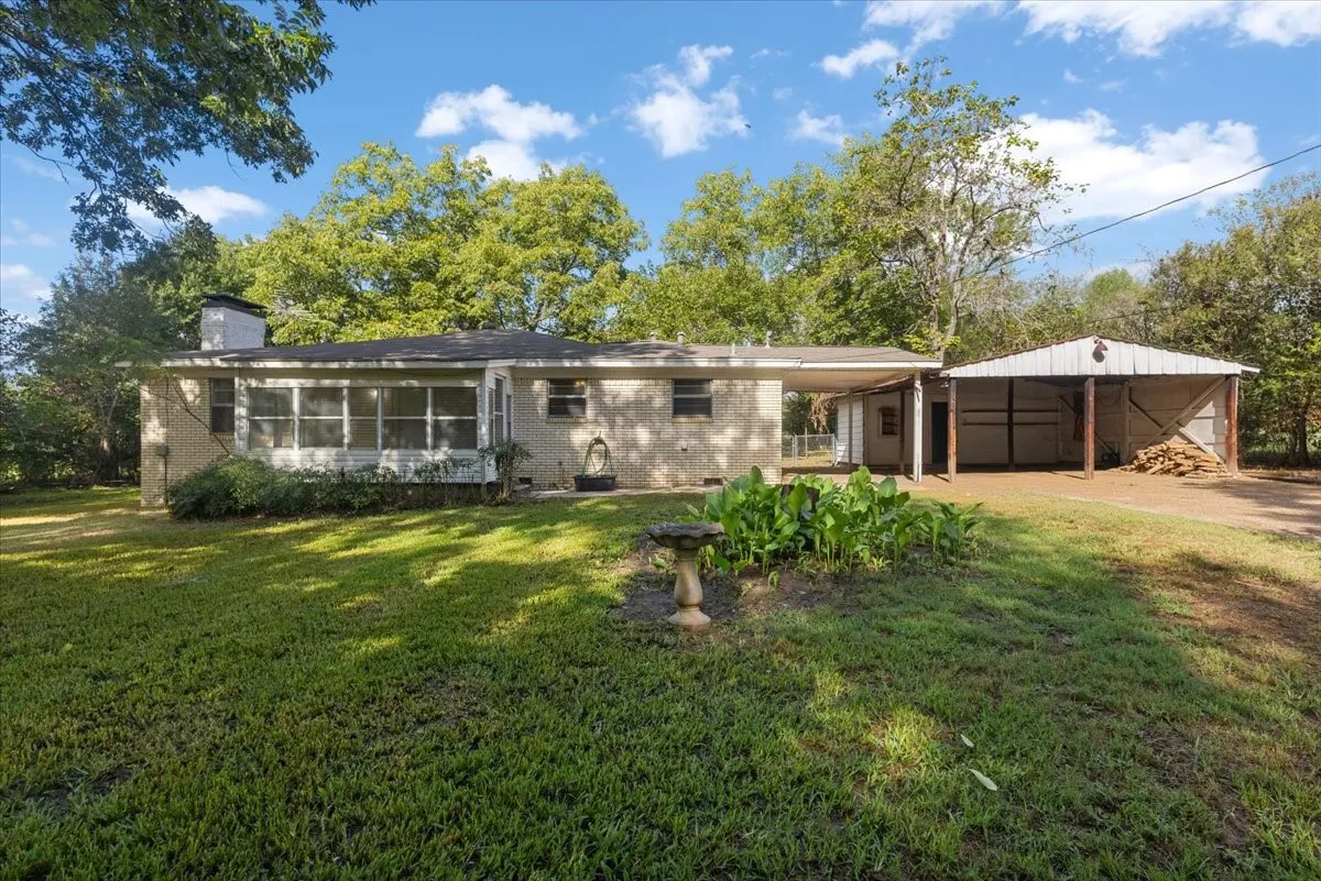 Single Family Residence For Sale in Gregg County , 220 Private Road 3487, Kilgore, Texas 75662, 3 Bedroom, 2 Bathroom, Garage spaces, 1,514 Sqft, built in 1968, mls#21390595, Real Estate Agent in Kilgore, Homes For Sale in Gregg county, Homes For Sale in Kilgore, Realtor in Kilgore Texas, Real Estate Brokerage Independent Realty Texas, Luminita Cordes Realtor