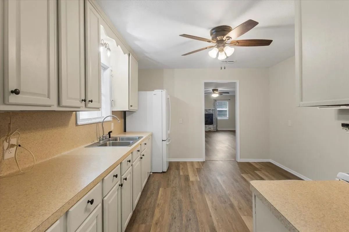 Single Family Residence For Sale in Gregg County , 220 Private Road 3487, Kilgore, Texas 75662, 3 Bedroom, 2 Bathroom, Garage spaces, 1,514 Sqft, built in 1968, mls#21390595, Real Estate Agent in Kilgore, Homes For Sale in Gregg county, Homes For Sale in Kilgore, Realtor in Kilgore Texas, Real Estate Brokerage Independent Realty Texas, Luminita Cordes Realtor