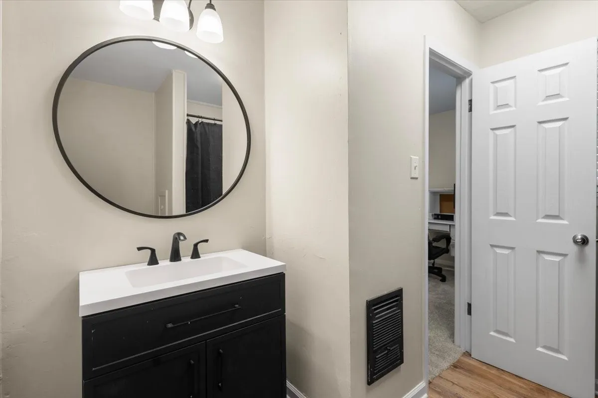 Single Family Residence For Sale in Gregg County , 220 Private Road 3487, Kilgore, Texas 75662, 3 Bedroom, 2 Bathroom, Garage spaces, 1,514 Sqft, built in 1968, mls#21390595, Real Estate Agent in Kilgore, Homes For Sale in Gregg county, Homes For Sale in Kilgore, Realtor in Kilgore Texas, Real Estate Brokerage Independent Realty Texas, Luminita Cordes Realtor