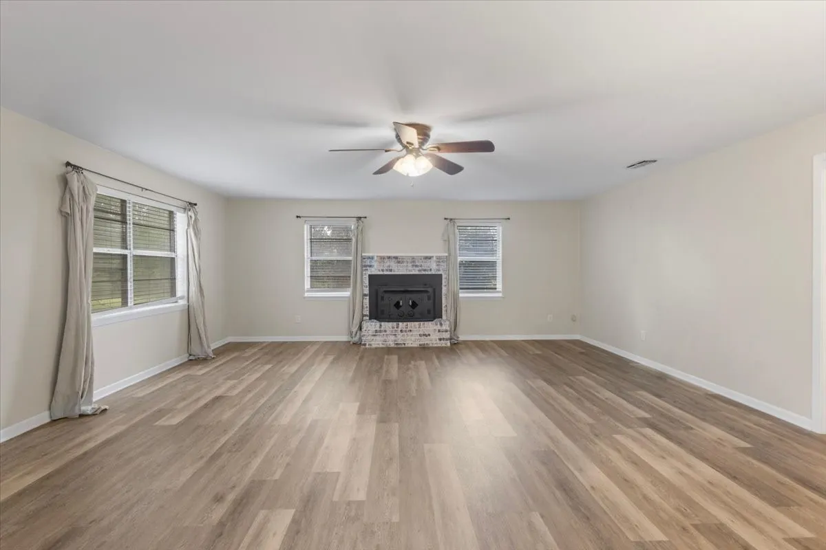 Single Family Residence For Sale in Gregg County , 220 Private Road 3487, Kilgore, Texas 75662, 3 Bedroom, 2 Bathroom, Garage spaces, 1,514 Sqft, built in 1968, mls#21390595, Real Estate Agent in Kilgore, Homes For Sale in Gregg county, Homes For Sale in Kilgore, Realtor in Kilgore Texas, Real Estate Brokerage Independent Realty Texas, Luminita Cordes Realtor