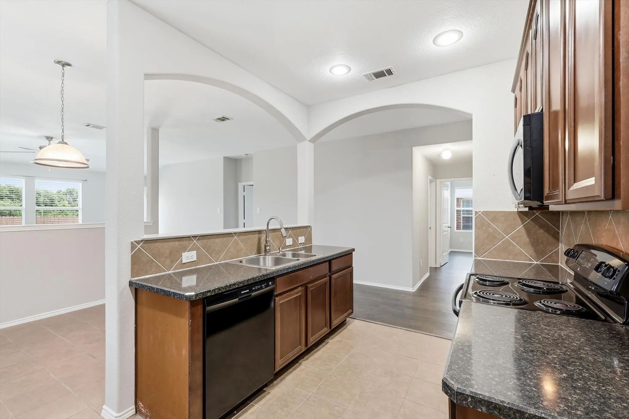 Single Family Residence For Rent in Collin County , 652 Lincoln Avenue, Lavon, Texas 75166, 3 Bedroom, 2 Bathroom, 2 Garage spaces, 1,740 Sqft, built in 2010, mls#21390601, Real Estate Agent in Lavon, Homes For Rent in Collin county, Homes For Rent in Lavon, Realtor in Lavon Texas, Real Estate Brokerage Independent Realty Texas, Luminita Cordes Realtor