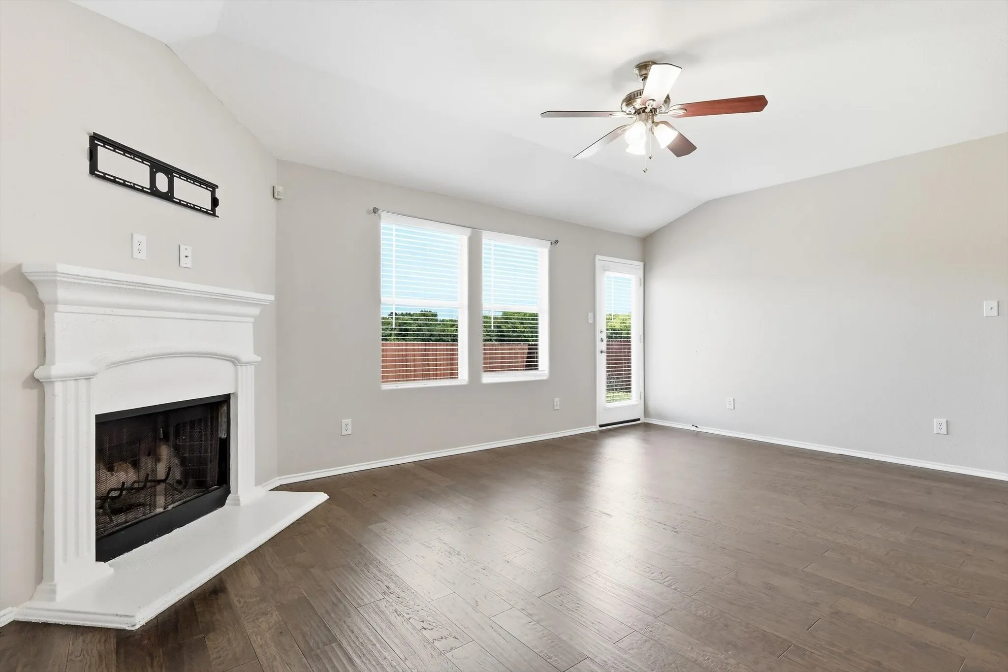 Single Family Residence For Rent in Collin County , 652 Lincoln Avenue, Lavon, Texas 75166, 3 Bedroom, 2 Bathroom, 2 Garage spaces, 1,740 Sqft, built in 2010, mls#21390601, Real Estate Agent in Lavon, Homes For Rent in Collin county, Homes For Rent in Lavon, Realtor in Lavon Texas, Real Estate Brokerage Independent Realty Texas, Luminita Cordes Realtor