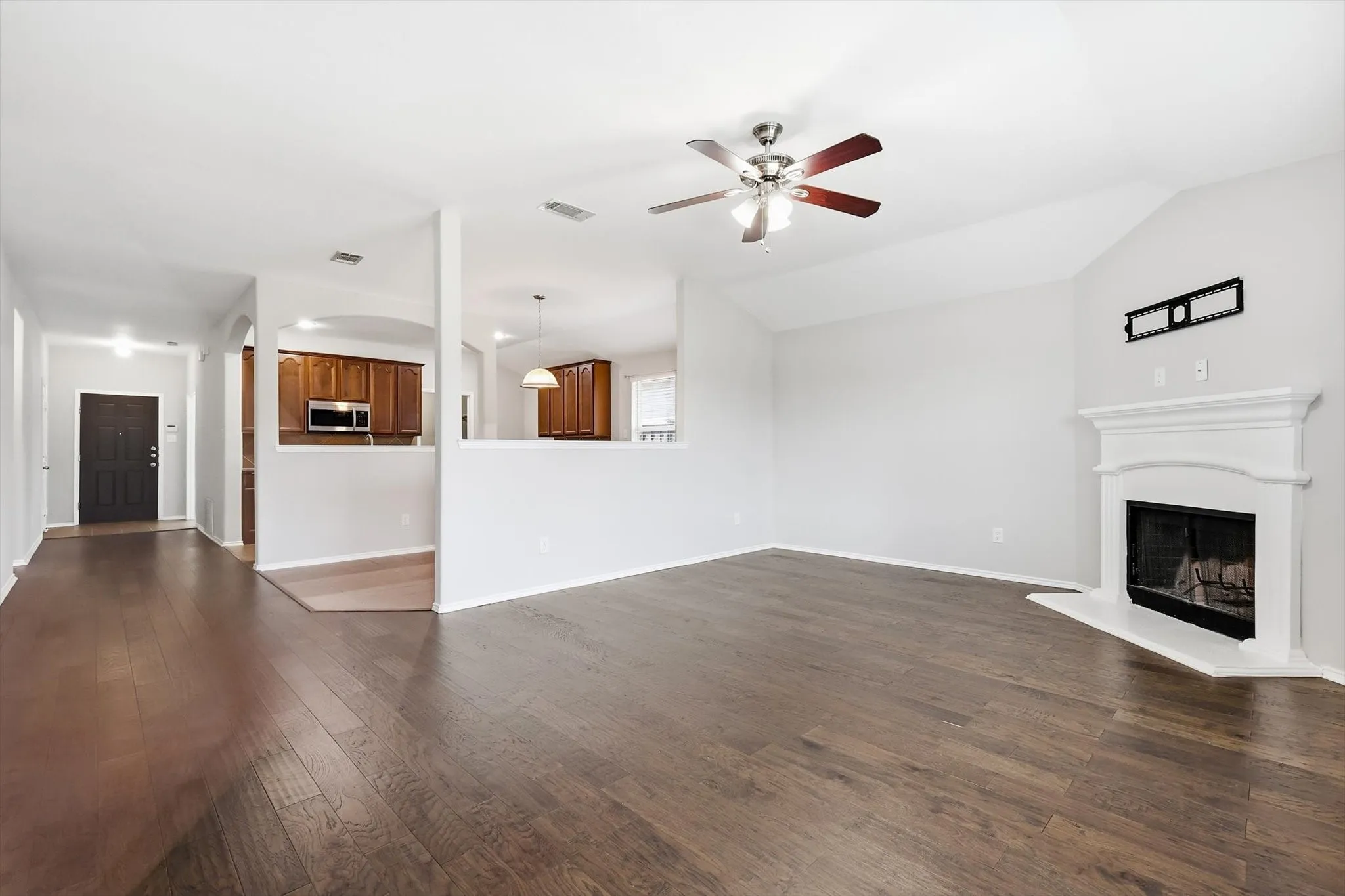 Single Family Residence For Rent in Collin County , 652 Lincoln Avenue, Lavon, Texas 75166, 3 Bedroom, 2 Bathroom, 2 Garage spaces, 1,740 Sqft, built in 2010, mls#21390601, Real Estate Agent in Lavon, Homes For Rent in Collin county, Homes For Rent in Lavon, Realtor in Lavon Texas, Real Estate Brokerage Independent Realty Texas, Luminita Cordes Realtor