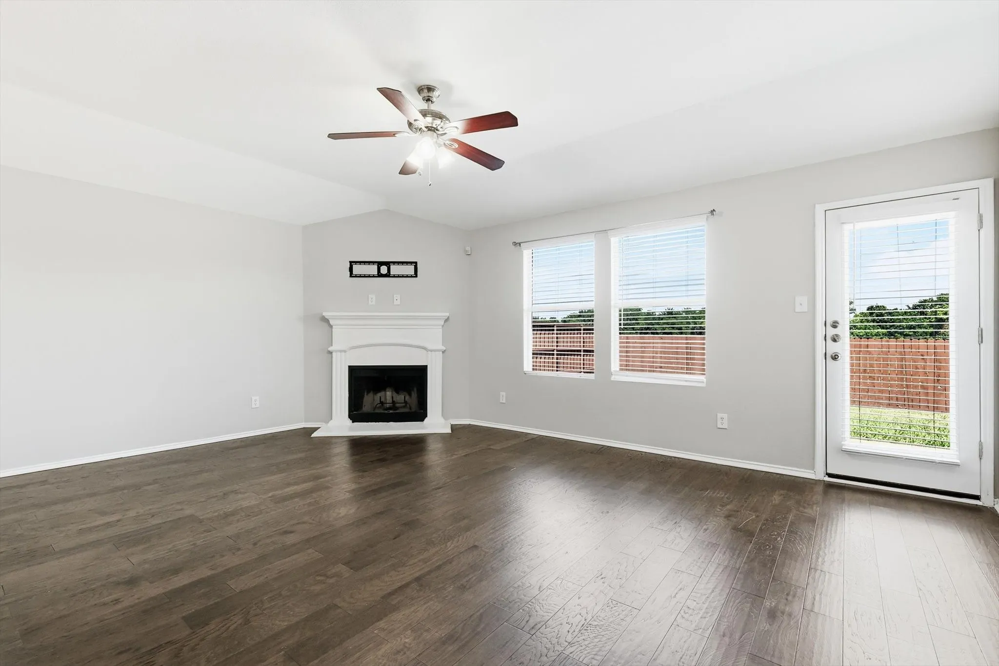 Single Family Residence For Rent in Collin County , 652 Lincoln Avenue, Lavon, Texas 75166, 3 Bedroom, 2 Bathroom, 2 Garage spaces, 1,740 Sqft, built in 2010, mls#21390601, Real Estate Agent in Lavon, Homes For Rent in Collin county, Homes For Rent in Lavon, Realtor in Lavon Texas, Real Estate Brokerage Independent Realty Texas, Luminita Cordes Realtor