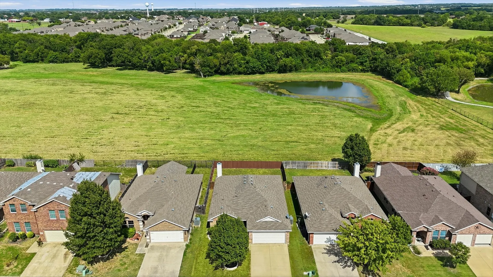 Single Family Residence For Rent in Collin County , 652 Lincoln Avenue, Lavon, Texas 75166, 3 Bedroom, 2 Bathroom, 2 Garage spaces, 1,740 Sqft, built in 2010, mls#21390601, Real Estate Agent in Lavon, Homes For Rent in Collin county, Homes For Rent in Lavon, Realtor in Lavon Texas, Real Estate Brokerage Independent Realty Texas, Luminita Cordes Realtor