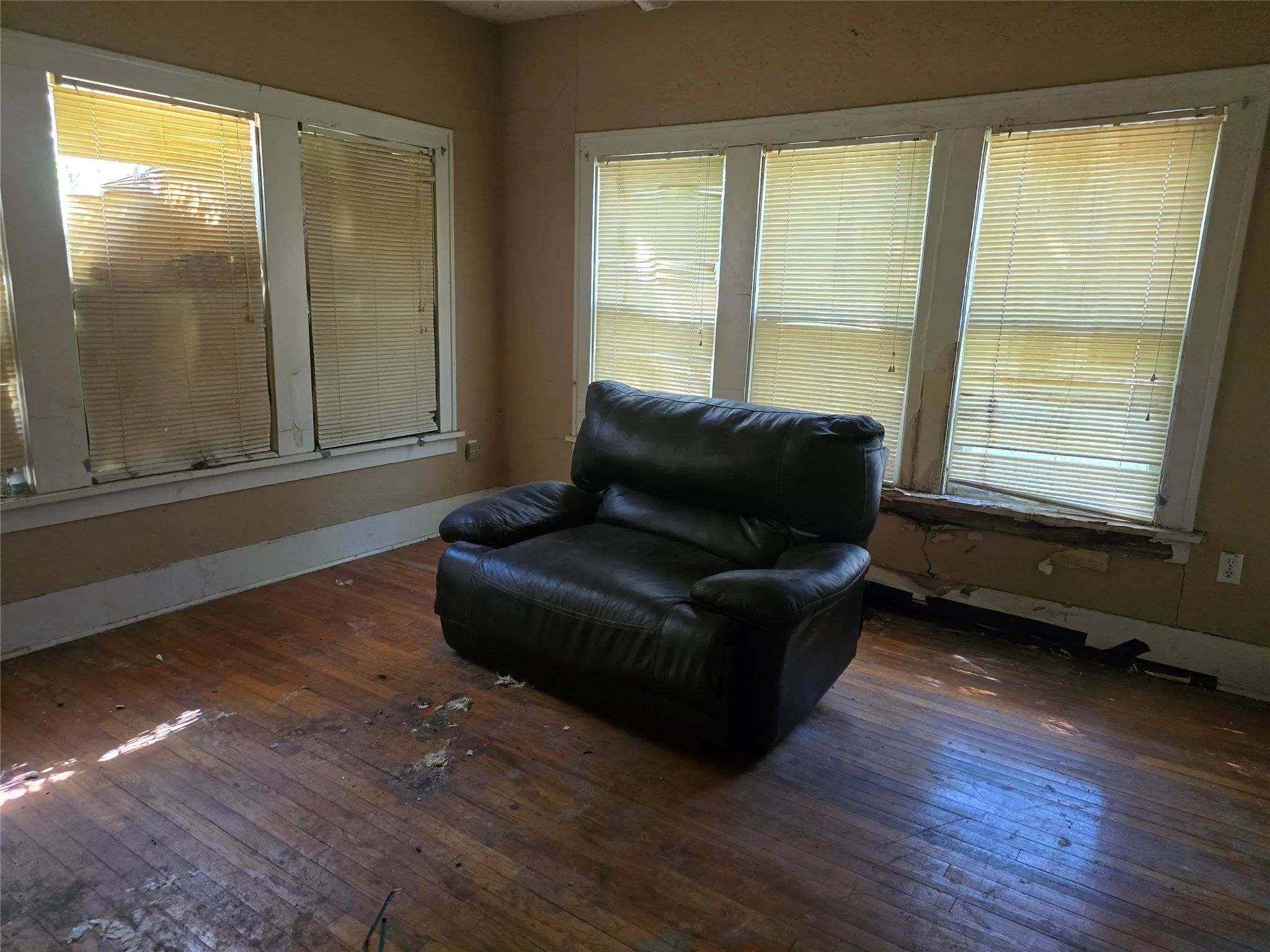 Single Family Residence For Sale in Taylor County , 1829 S 13th Street, Abilene, Texas 79602, 3 Bedroom, 1 Bathroom, Garage spaces, 1,338 Sqft, built in 1927, mls#21390602, Real Estate Agent in Abilene, Homes For Sale in Taylor county, Homes For Sale in Abilene, Realtor in Abilene Texas, Real Estate Brokerage Independent Realty Texas, Luminita Cordes Realtor