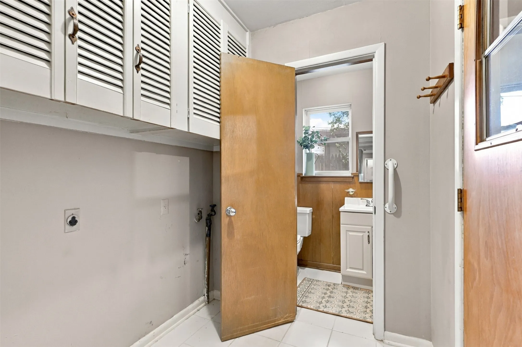 Single Family Residence For Sale in Tarrant County , 7037 Treehaven Road, Fort Worth, Texas 76116, 4 Bedroom, 3 Bathroom, 2 Garage spaces, 1,949 Sqft, built in 1961, mls#21385790, Real Estate Agent in Fort Worth, Homes For Sale in Tarrant county, Homes For Sale in Fort Worth, Realtor in Fort Worth Texas, Real Estate Brokerage Independent Realty Texas, Luminita Cordes Realtor