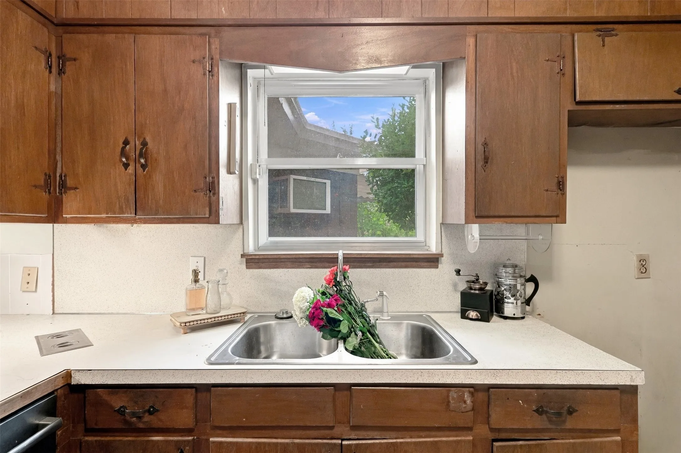 Single Family Residence For Sale in Tarrant County , 7037 Treehaven Road, Fort Worth, Texas 76116, 4 Bedroom, 3 Bathroom, 2 Garage spaces, 1,949 Sqft, built in 1961, mls#21385790, Real Estate Agent in Fort Worth, Homes For Sale in Tarrant county, Homes For Sale in Fort Worth, Realtor in Fort Worth Texas, Real Estate Brokerage Independent Realty Texas, Luminita Cordes Realtor