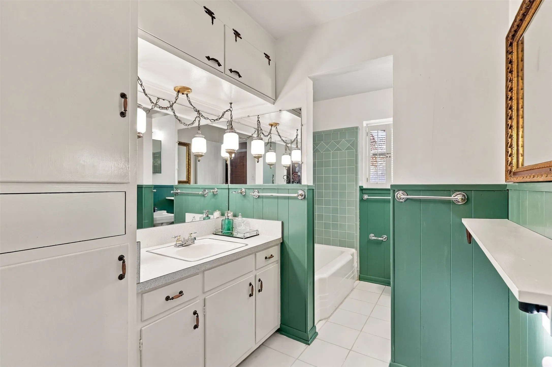 Single Family Residence For Sale in Tarrant County , 7037 Treehaven Road, Fort Worth, Texas 76116, 4 Bedroom, 3 Bathroom, 2 Garage spaces, 1,949 Sqft, built in 1961, mls#21385790, Real Estate Agent in Fort Worth, Homes For Sale in Tarrant county, Homes For Sale in Fort Worth, Realtor in Fort Worth Texas, Real Estate Brokerage Independent Realty Texas, Luminita Cordes Realtor