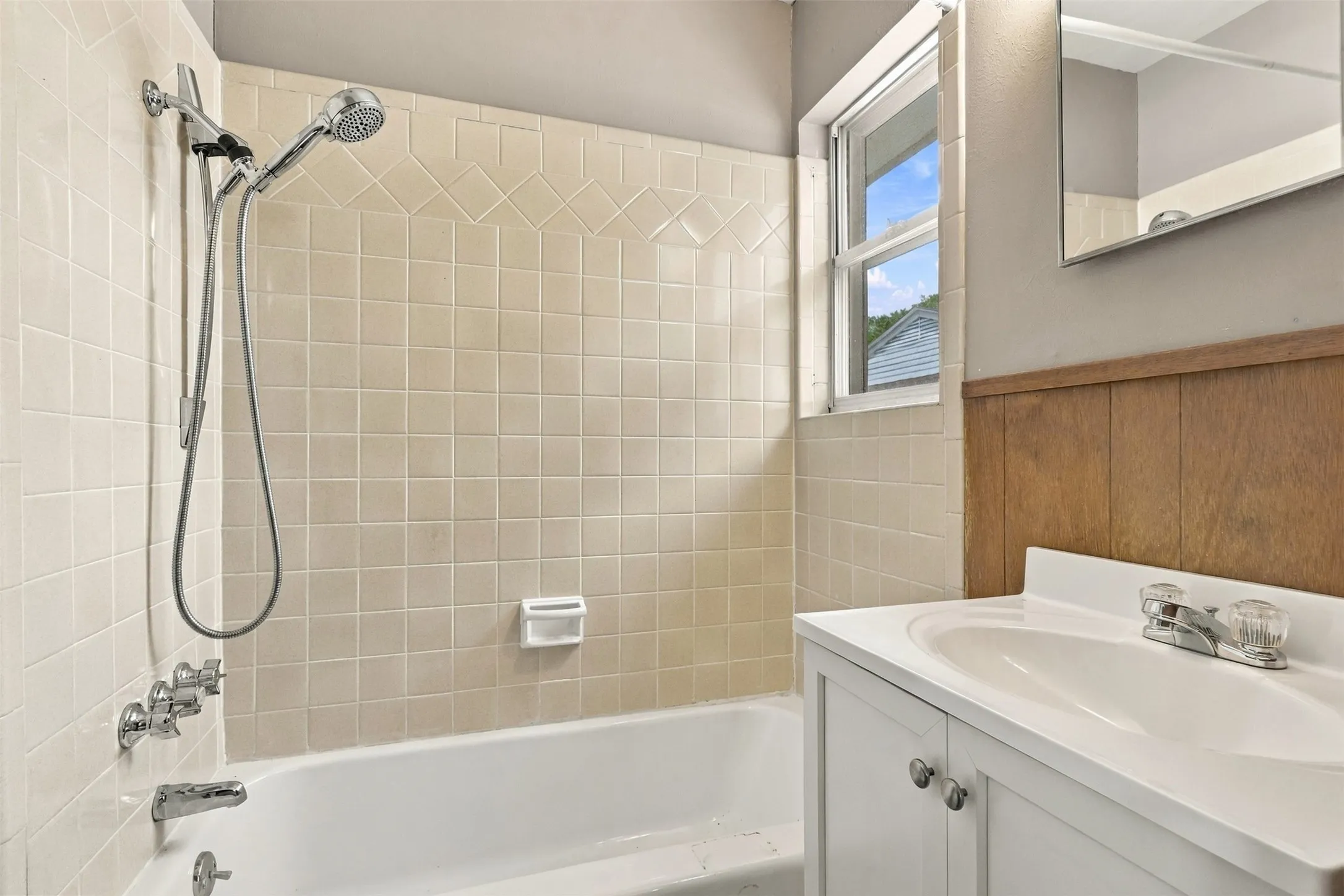 Single Family Residence For Sale in Tarrant County , 7037 Treehaven Road, Fort Worth, Texas 76116, 4 Bedroom, 3 Bathroom, 2 Garage spaces, 1,949 Sqft, built in 1961, mls#21385790, Real Estate Agent in Fort Worth, Homes For Sale in Tarrant county, Homes For Sale in Fort Worth, Realtor in Fort Worth Texas, Real Estate Brokerage Independent Realty Texas, Luminita Cordes Realtor