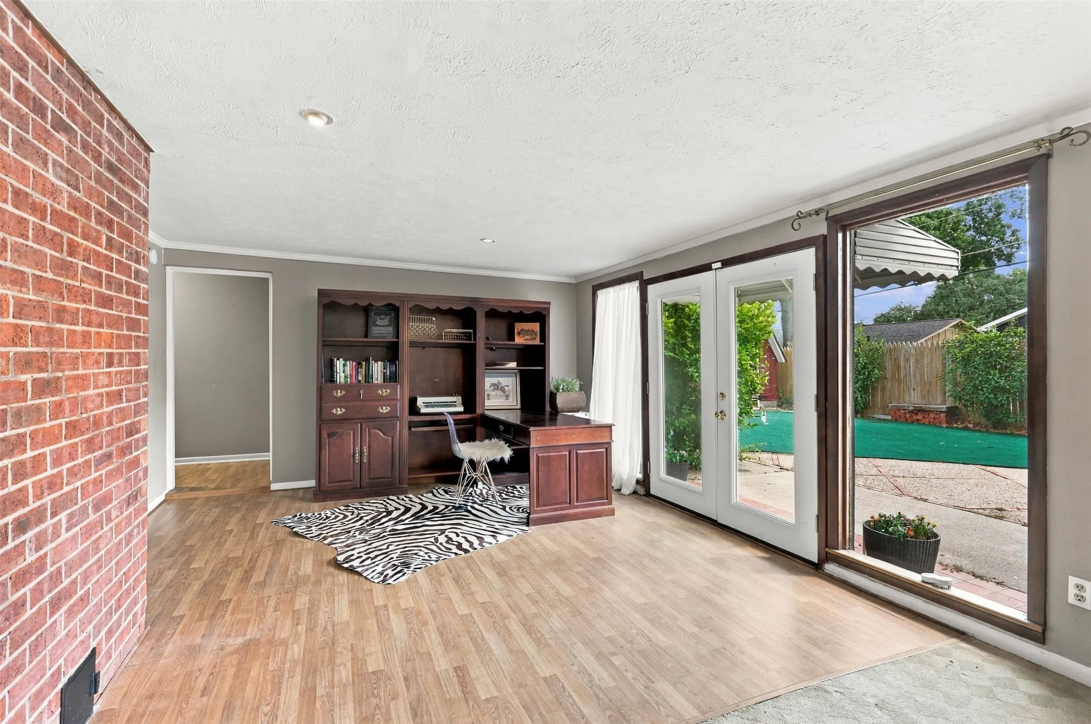Single Family Residence For Sale in Tarrant County , 7037 Treehaven Road, Fort Worth, Texas 76116, 4 Bedroom, 3 Bathroom, 2 Garage spaces, 1,949 Sqft, built in 1961, mls#21385790, Real Estate Agent in Fort Worth, Homes For Sale in Tarrant county, Homes For Sale in Fort Worth, Realtor in Fort Worth Texas, Real Estate Brokerage Independent Realty Texas, Luminita Cordes Realtor