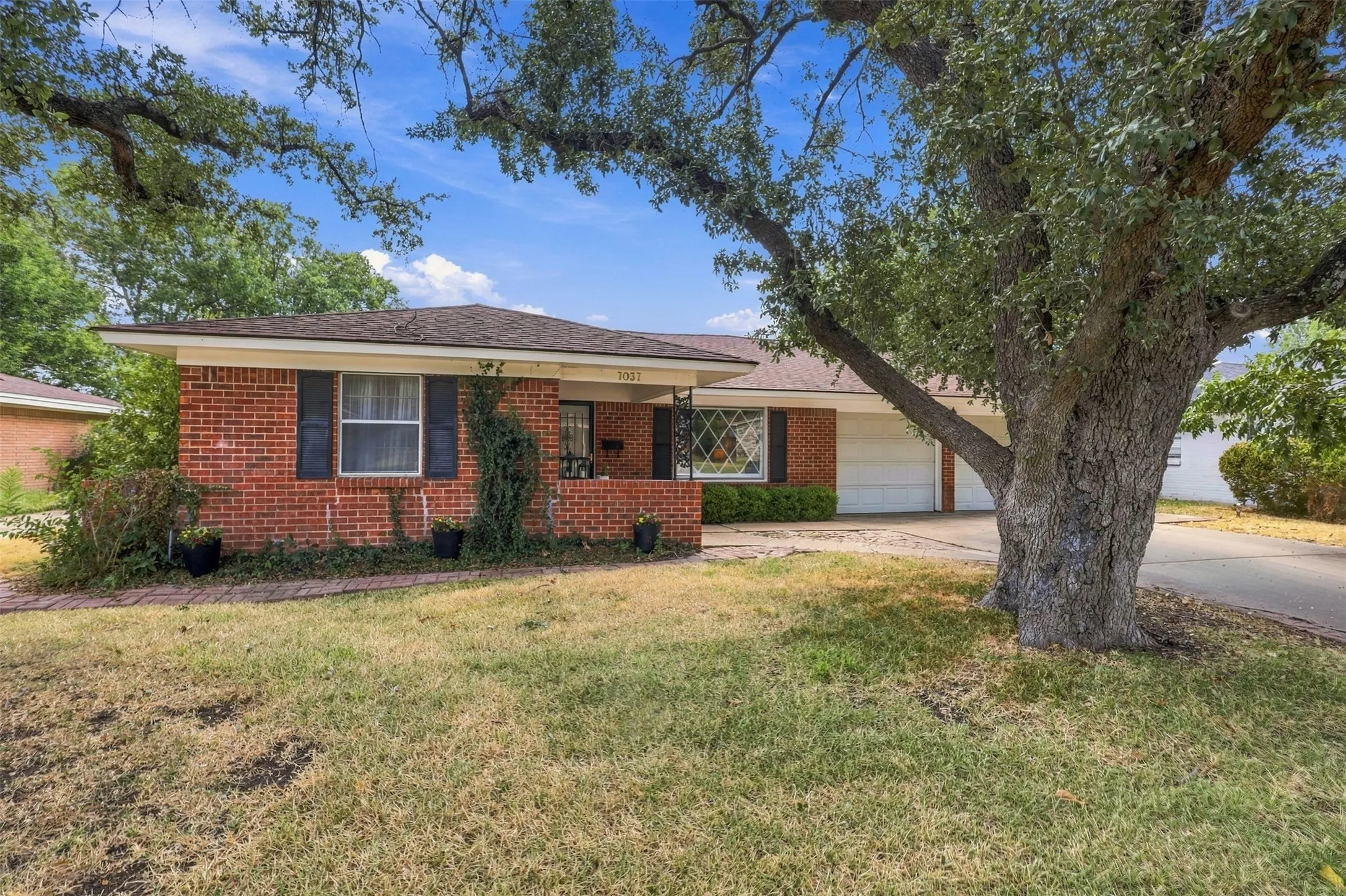 Single Family Residence For Sale in Tarrant County , 7037 Treehaven Road, Fort Worth, Texas 76116, 4 Bedroom, 3 Bathroom, 2 Garage spaces, 1,949 Sqft, built in 1961, mls#21385790, Real Estate Agent in Fort Worth, Homes For Sale in Tarrant county, Homes For Sale in Fort Worth, Realtor in Fort Worth Texas, Real Estate Brokerage Independent Realty Texas, Luminita Cordes Realtor
