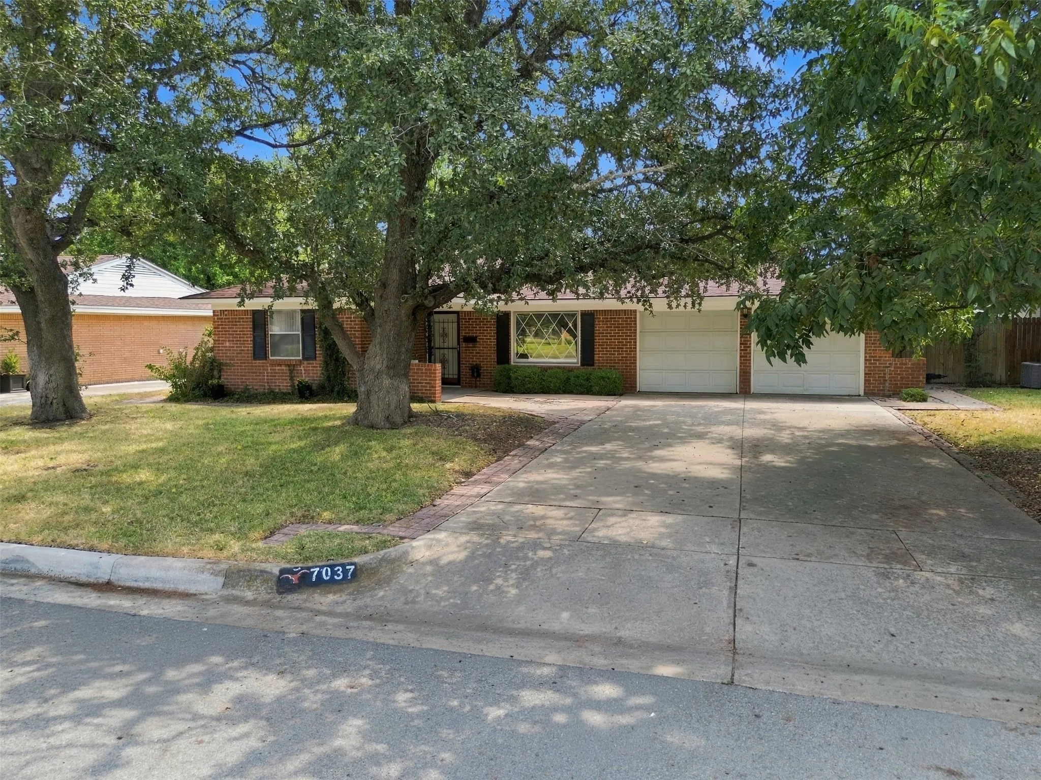 Single Family Residence For Sale in Tarrant County , 7037 Treehaven Road, Fort Worth, Texas 76116, 4 Bedroom, 3 Bathroom, 2 Garage spaces, 1,949 Sqft, built in 1961, mls#21385790, Real Estate Agent in Fort Worth, Homes For Sale in Tarrant county, Homes For Sale in Fort Worth, Realtor in Fort Worth Texas, Real Estate Brokerage Independent Realty Texas, Luminita Cordes Realtor