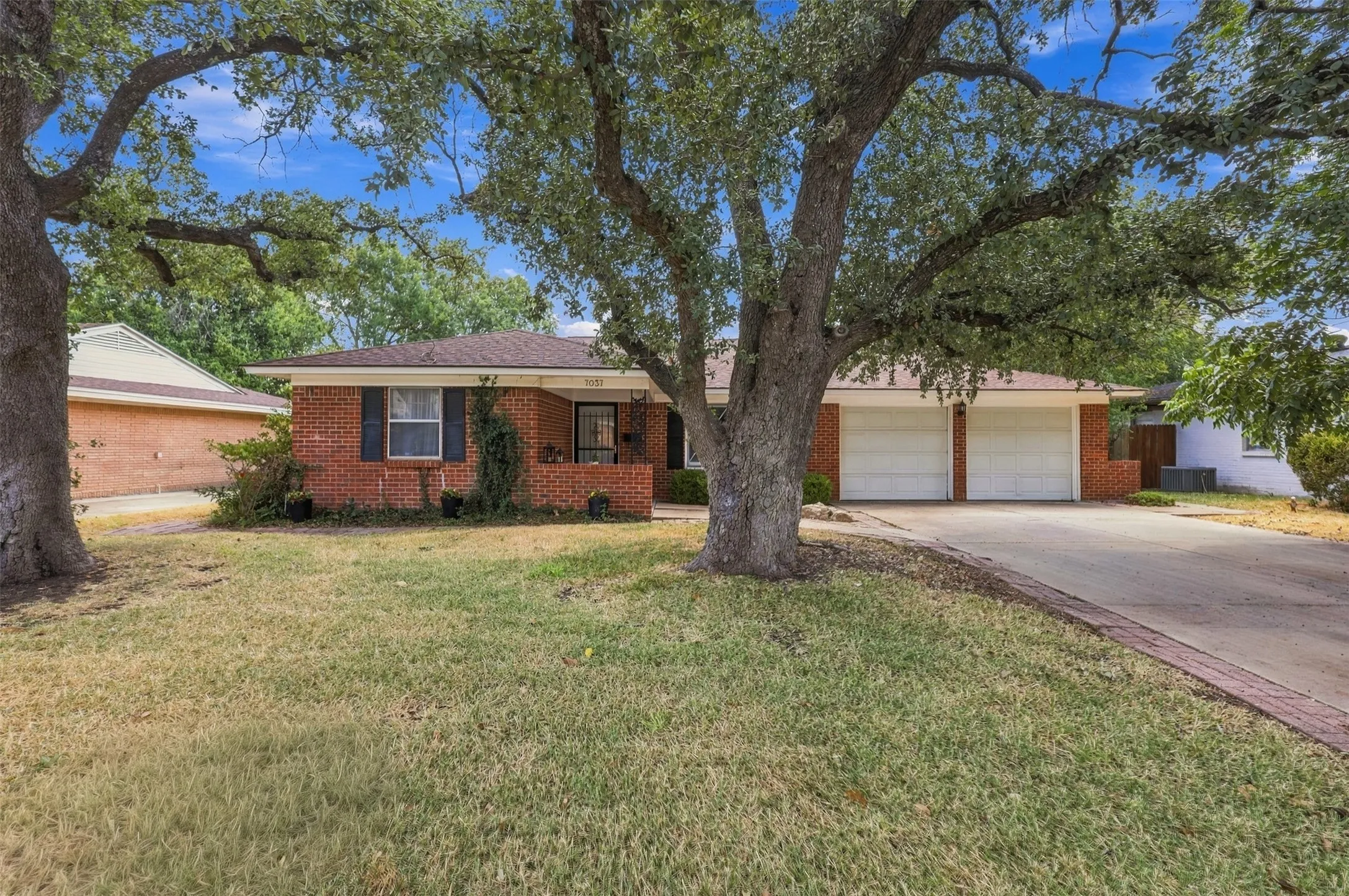 Single Family Residence For Sale in Tarrant County , 7037 Treehaven Road, Fort Worth, Texas 76116, 4 Bedroom, 3 Bathroom, 2 Garage spaces, 1,949 Sqft, built in 1961, mls#21385790, Real Estate Agent in Fort Worth, Homes For Sale in Tarrant county, Homes For Sale in Fort Worth, Realtor in Fort Worth Texas, Real Estate Brokerage Independent Realty Texas, Luminita Cordes Realtor