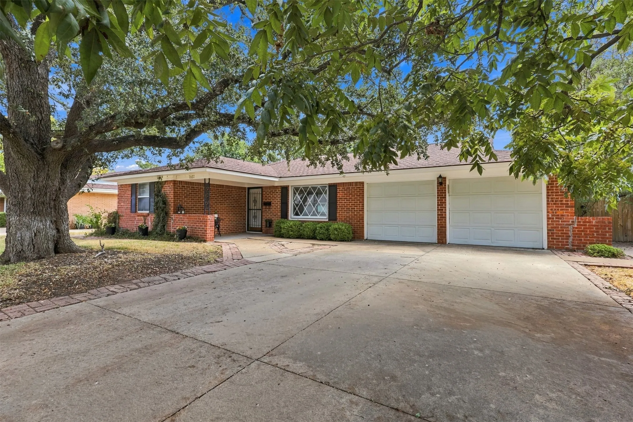 Single Family Residence For Sale in Tarrant County , 7037 Treehaven Road, Fort Worth, Texas 76116, 4 Bedroom, 3 Bathroom, 2 Garage spaces, 1,949 Sqft, built in 1961, mls#21385790, Real Estate Agent in Fort Worth, Homes For Sale in Tarrant county, Homes For Sale in Fort Worth, Realtor in Fort Worth Texas, Real Estate Brokerage Independent Realty Texas, Luminita Cordes Realtor