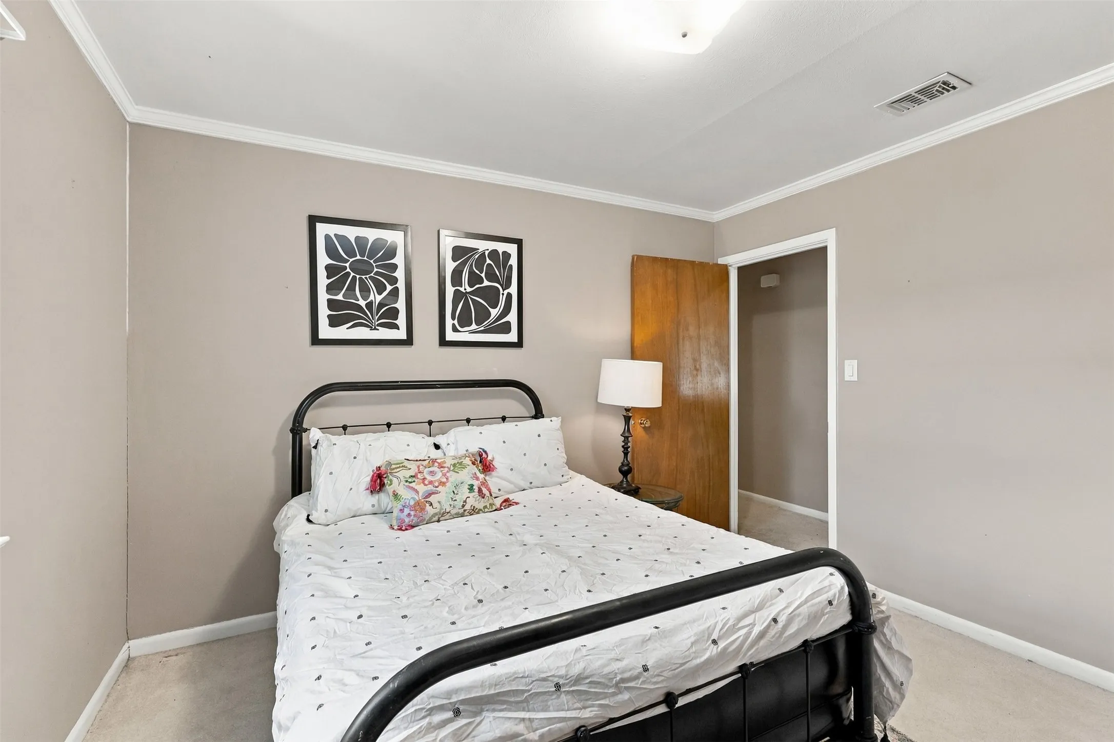 Single Family Residence For Sale in Tarrant County , 7037 Treehaven Road, Fort Worth, Texas 76116, 4 Bedroom, 3 Bathroom, 2 Garage spaces, 1,949 Sqft, built in 1961, mls#21385790, Real Estate Agent in Fort Worth, Homes For Sale in Tarrant county, Homes For Sale in Fort Worth, Realtor in Fort Worth Texas, Real Estate Brokerage Independent Realty Texas, Luminita Cordes Realtor
