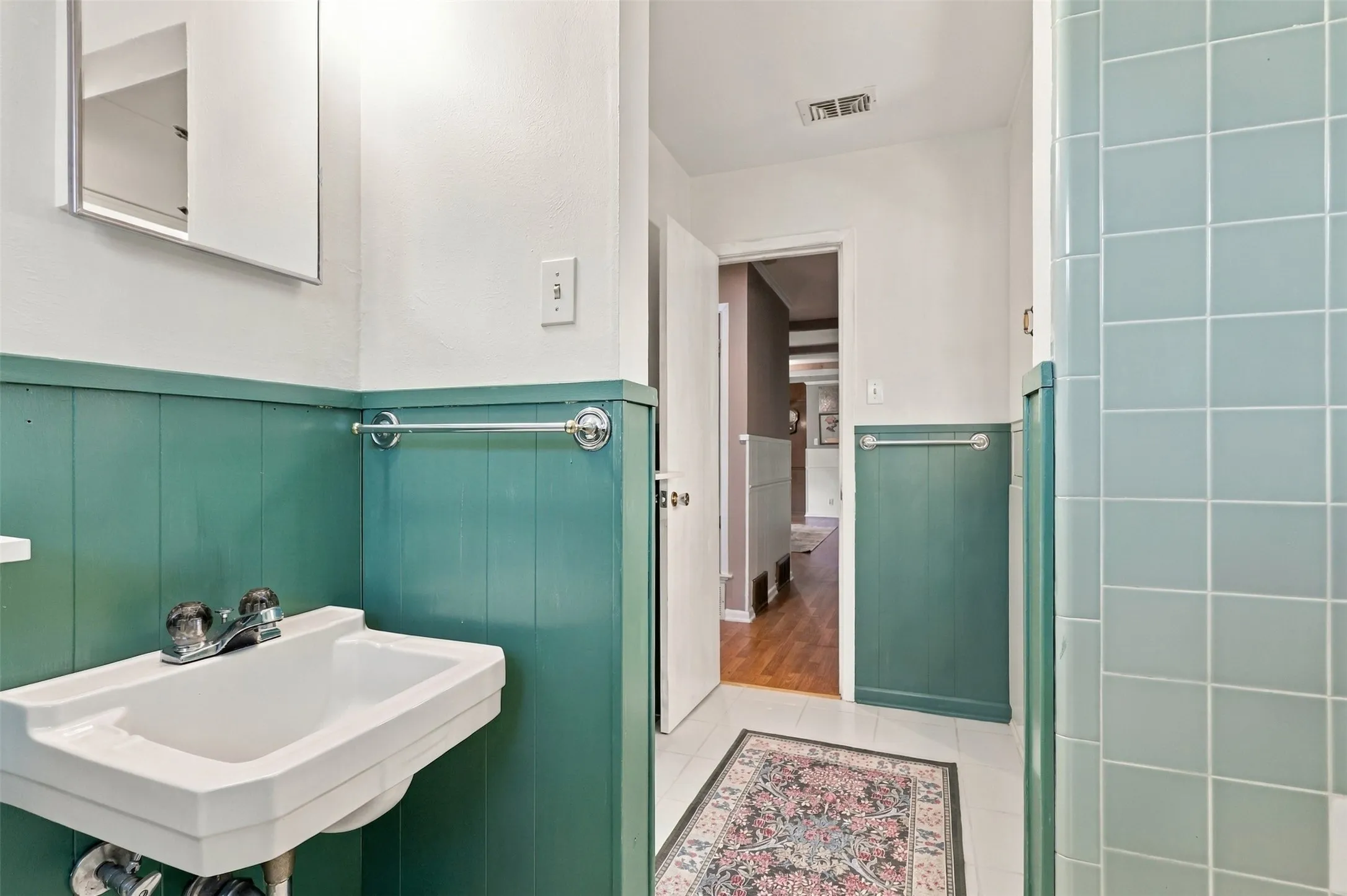 Single Family Residence For Sale in Tarrant County , 7037 Treehaven Road, Fort Worth, Texas 76116, 4 Bedroom, 3 Bathroom, 2 Garage spaces, 1,949 Sqft, built in 1961, mls#21385790, Real Estate Agent in Fort Worth, Homes For Sale in Tarrant county, Homes For Sale in Fort Worth, Realtor in Fort Worth Texas, Real Estate Brokerage Independent Realty Texas, Luminita Cordes Realtor