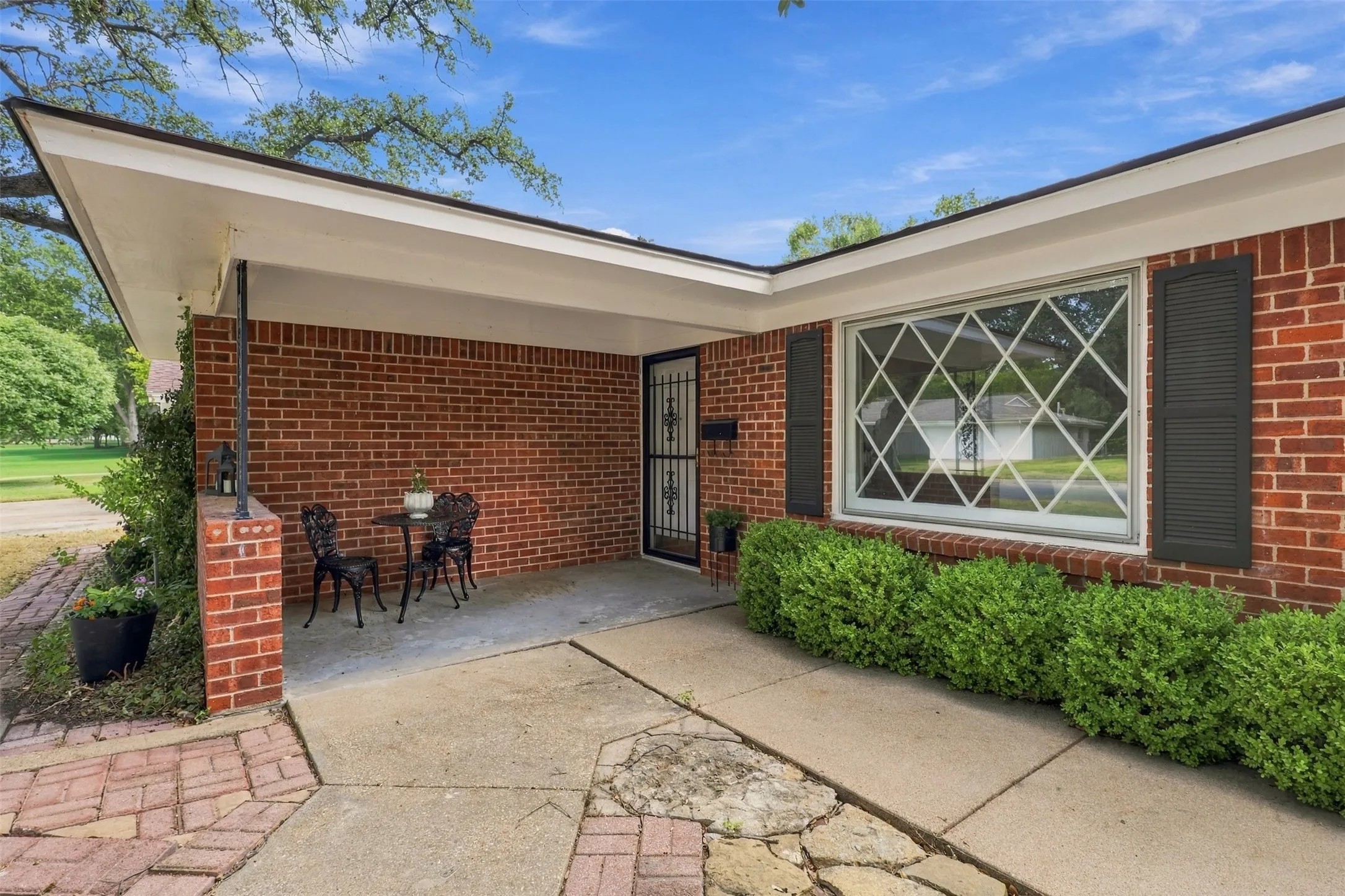Single Family Residence For Sale in Tarrant County , 7037 Treehaven Road, Fort Worth, Texas 76116, 4 Bedroom, 3 Bathroom, 2 Garage spaces, 1,949 Sqft, built in 1961, mls#21385790, Real Estate Agent in Fort Worth, Homes For Sale in Tarrant county, Homes For Sale in Fort Worth, Realtor in Fort Worth Texas, Real Estate Brokerage Independent Realty Texas, Luminita Cordes Realtor