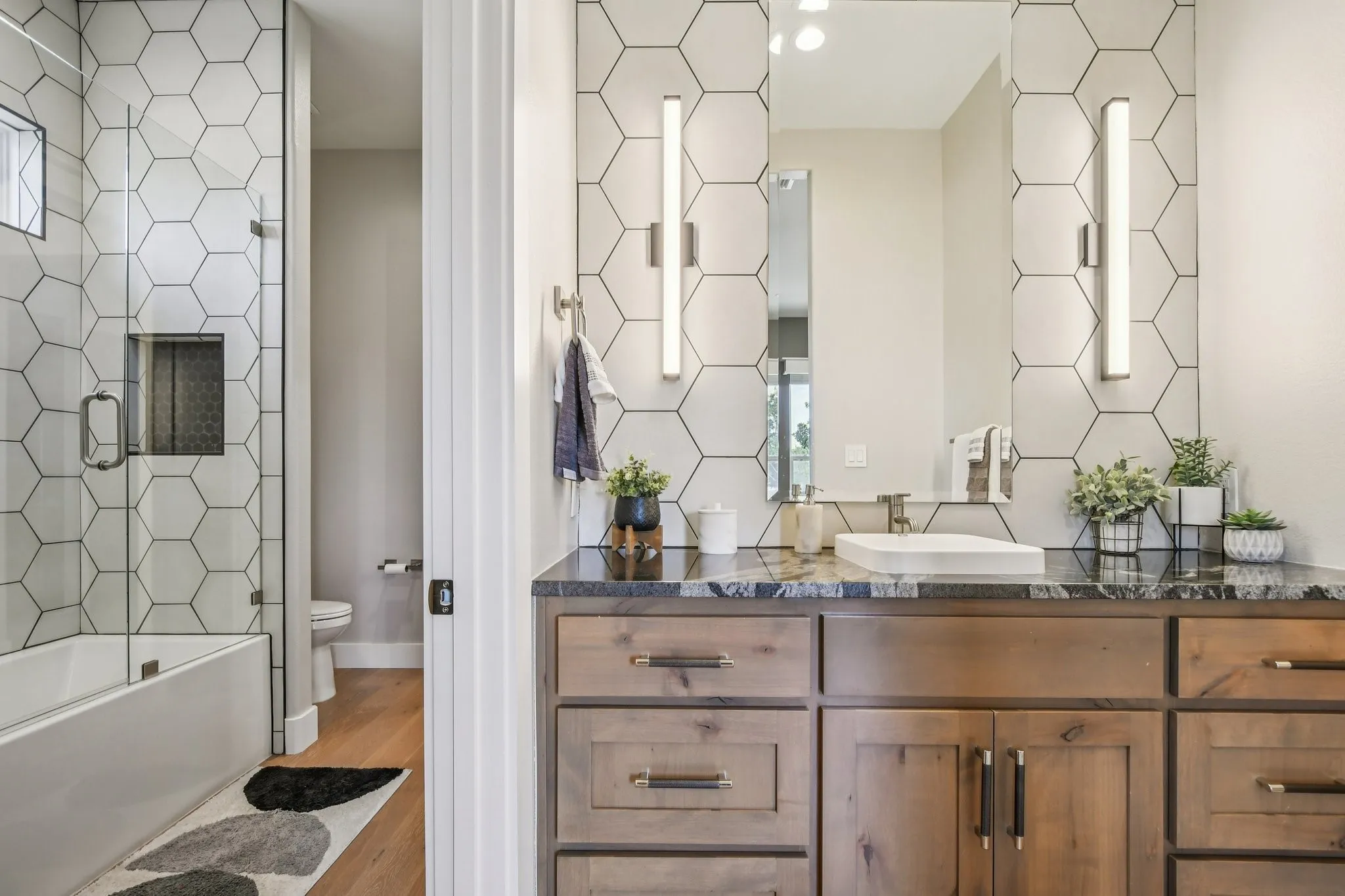 Single Family Residence For Sale in Bell County , 173 Via Lago, Belton, Texas 76513, 5 Bedroom, 5 Bathroom, 6 Garage spaces, 3,789 Sqft, built in 2022, mls#21387954, Real Estate Agent in Belton, Homes For Sale in Bell county, Homes For Sale in Belton, Realtor in Belton Texas, Real Estate Brokerage Independent Realty Texas, Luminita Cordes Realtor