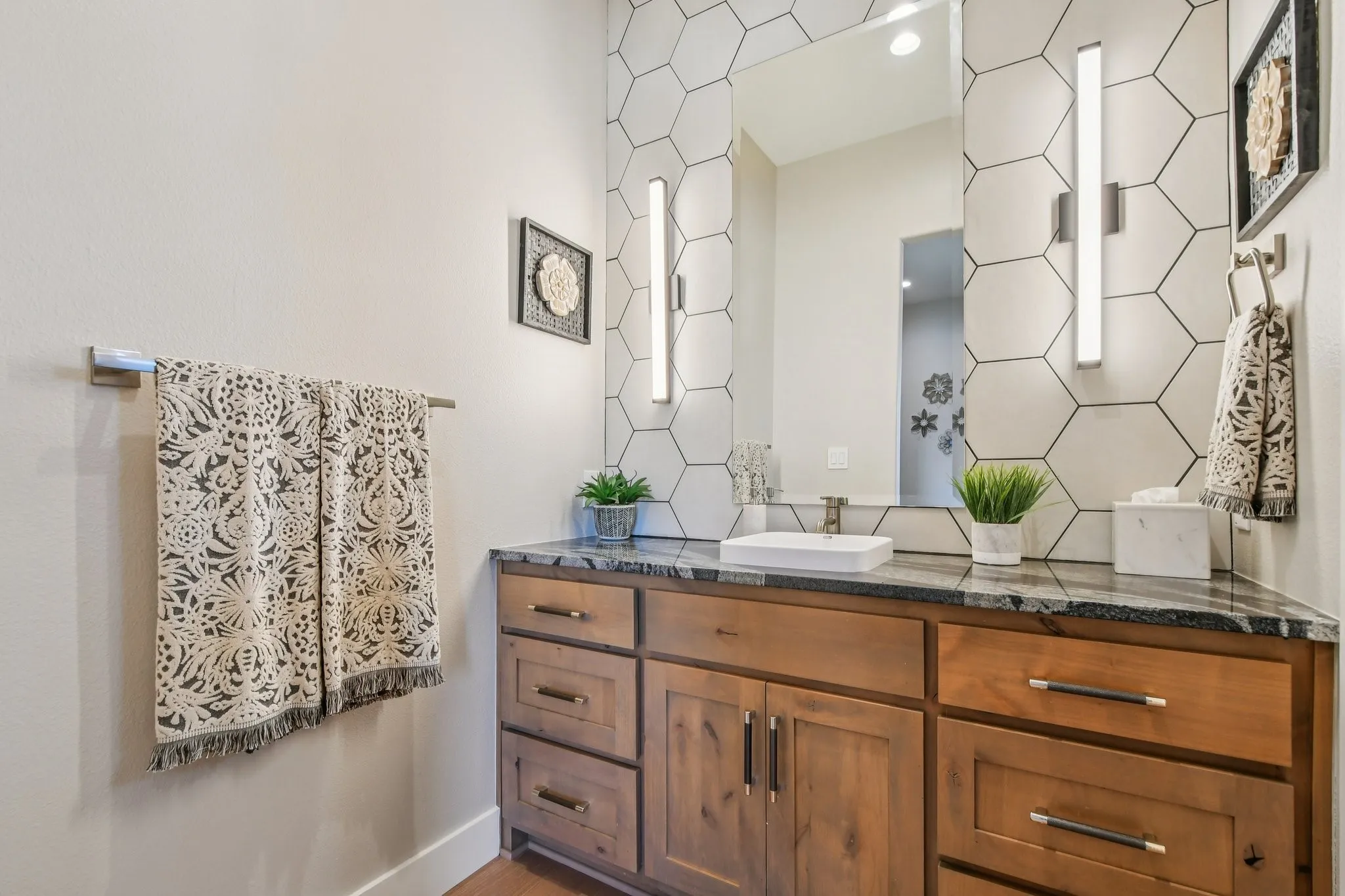 Single Family Residence For Sale in Bell County , 173 Via Lago, Belton, Texas 76513, 5 Bedroom, 5 Bathroom, 6 Garage spaces, 3,789 Sqft, built in 2022, mls#21387954, Real Estate Agent in Belton, Homes For Sale in Bell county, Homes For Sale in Belton, Realtor in Belton Texas, Real Estate Brokerage Independent Realty Texas, Luminita Cordes Realtor