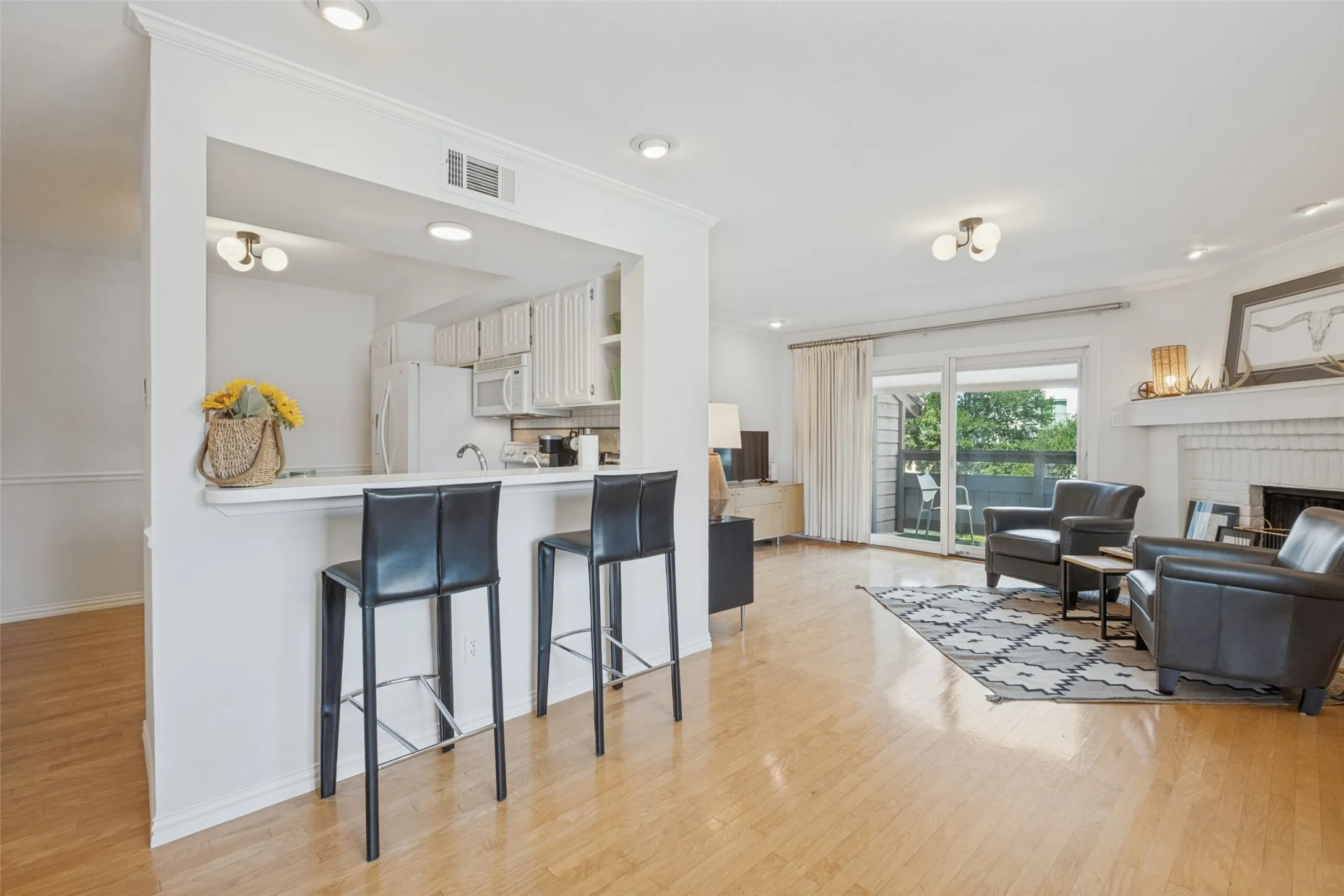 Condominium For Sale in Dallas County , 7640 W Greenway Boulevard 8K, Dallas, Texas 75209, 1 Bedroom, 2 Bathroom, Garage spaces, 957 Sqft, built in 1983, mls#21390604, Real Estate Agent in Dallas, Homes For Sale in Dallas county, Homes For Sale in Dallas, Realtor in Dallas Texas, Real Estate Brokerage Independent Realty Texas, Luminita Cordes Realtor