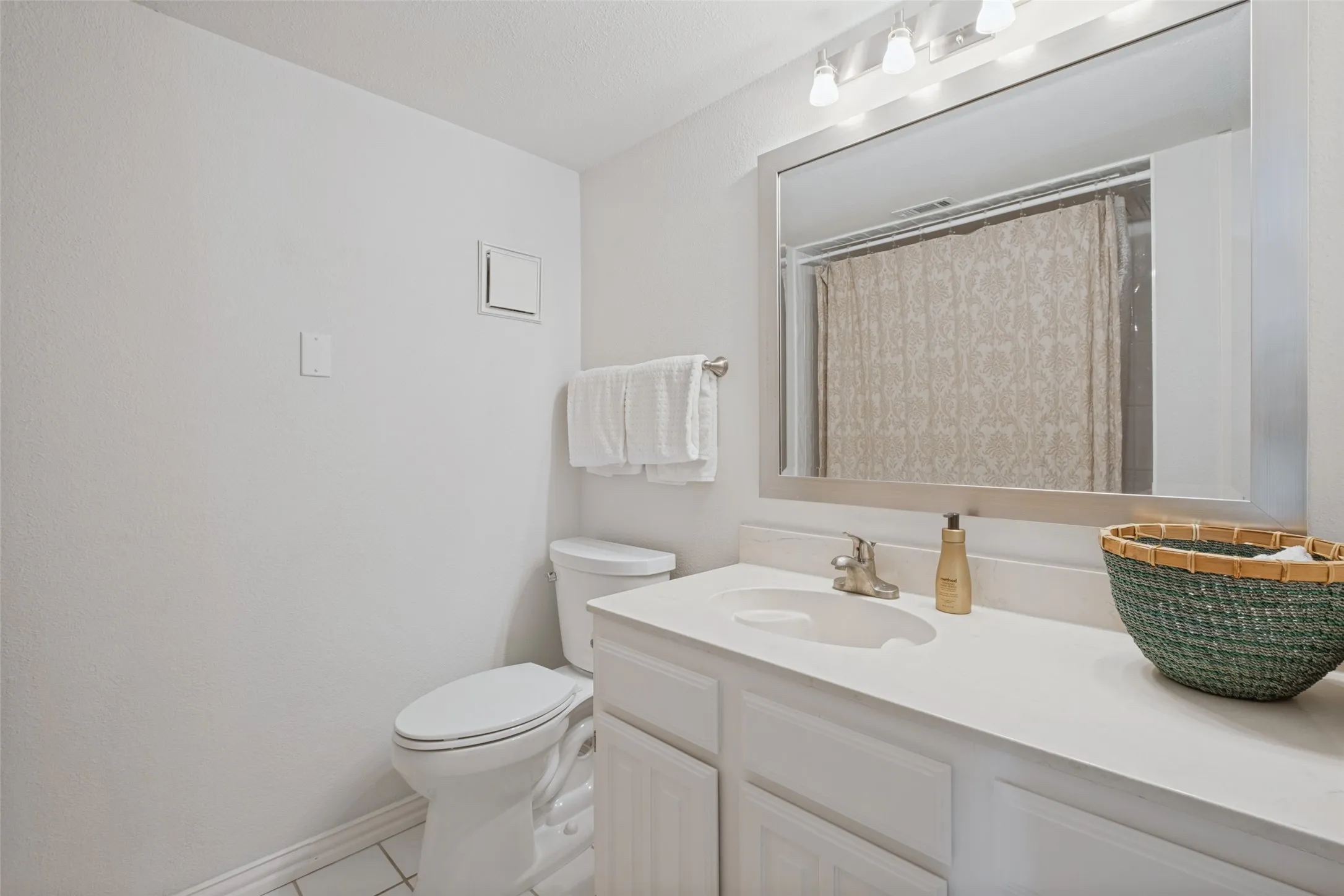 Condominium For Sale in Dallas County , 7640 W Greenway Boulevard 8K, Dallas, Texas 75209, 1 Bedroom, 2 Bathroom, Garage spaces, 957 Sqft, built in 1983, mls#21390604, Real Estate Agent in Dallas, Homes For Sale in Dallas county, Homes For Sale in Dallas, Realtor in Dallas Texas, Real Estate Brokerage Independent Realty Texas, Luminita Cordes Realtor