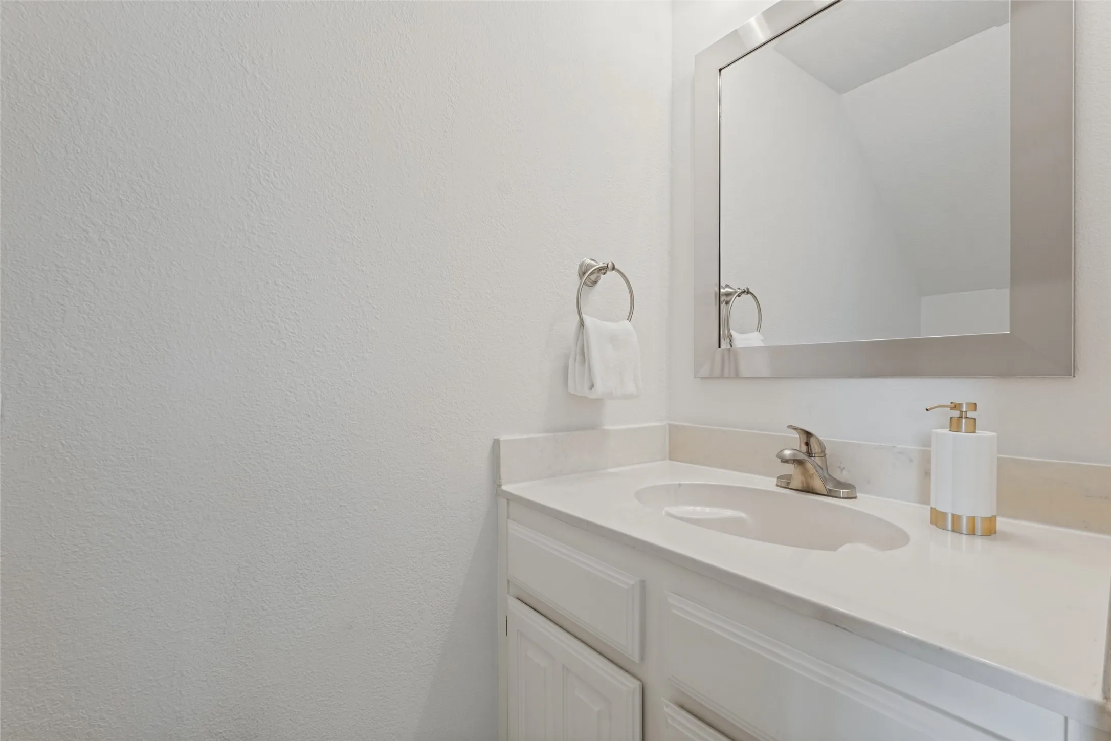 Condominium For Sale in Dallas County , 7640 W Greenway Boulevard 8K, Dallas, Texas 75209, 1 Bedroom, 2 Bathroom, Garage spaces, 957 Sqft, built in 1983, mls#21390604, Real Estate Agent in Dallas, Homes For Sale in Dallas county, Homes For Sale in Dallas, Realtor in Dallas Texas, Real Estate Brokerage Independent Realty Texas, Luminita Cordes Realtor