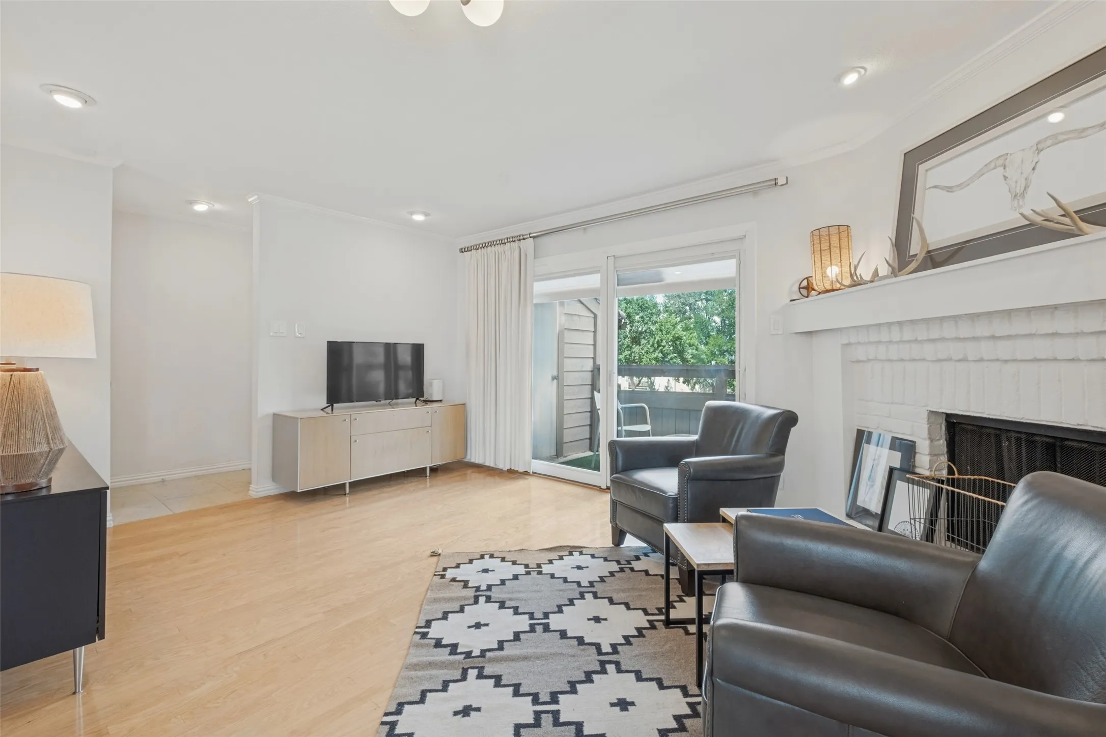 Condominium For Sale in Dallas County , 7640 W Greenway Boulevard 8K, Dallas, Texas 75209, 1 Bedroom, 2 Bathroom, Garage spaces, 957 Sqft, built in 1983, mls#21390604, Real Estate Agent in Dallas, Homes For Sale in Dallas county, Homes For Sale in Dallas, Realtor in Dallas Texas, Real Estate Brokerage Independent Realty Texas, Luminita Cordes Realtor