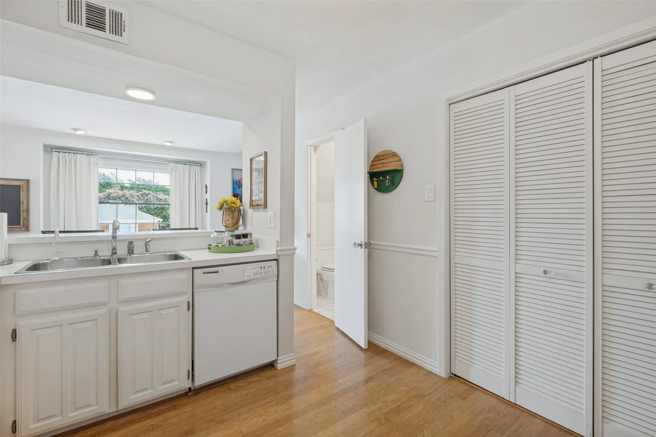 Condominium For Sale in Dallas County , 7640 W Greenway Boulevard 8K, Dallas, Texas 75209, 1 Bedroom, 2 Bathroom, Garage spaces, 957 Sqft, built in 1983, mls#21390604, Real Estate Agent in Dallas, Homes For Sale in Dallas county, Homes For Sale in Dallas, Realtor in Dallas Texas, Real Estate Brokerage Independent Realty Texas, Luminita Cordes Realtor