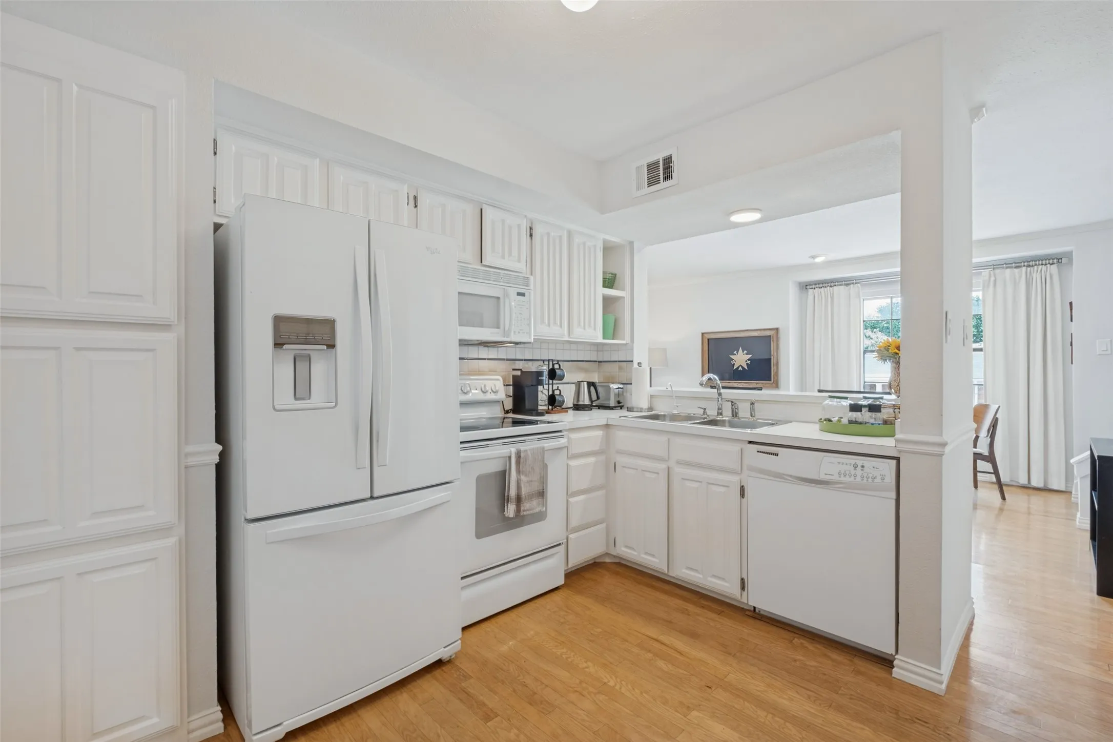 Condominium For Sale in Dallas County , 7640 W Greenway Boulevard 8K, Dallas, Texas 75209, 1 Bedroom, 2 Bathroom, Garage spaces, 957 Sqft, built in 1983, mls#21390604, Real Estate Agent in Dallas, Homes For Sale in Dallas county, Homes For Sale in Dallas, Realtor in Dallas Texas, Real Estate Brokerage Independent Realty Texas, Luminita Cordes Realtor