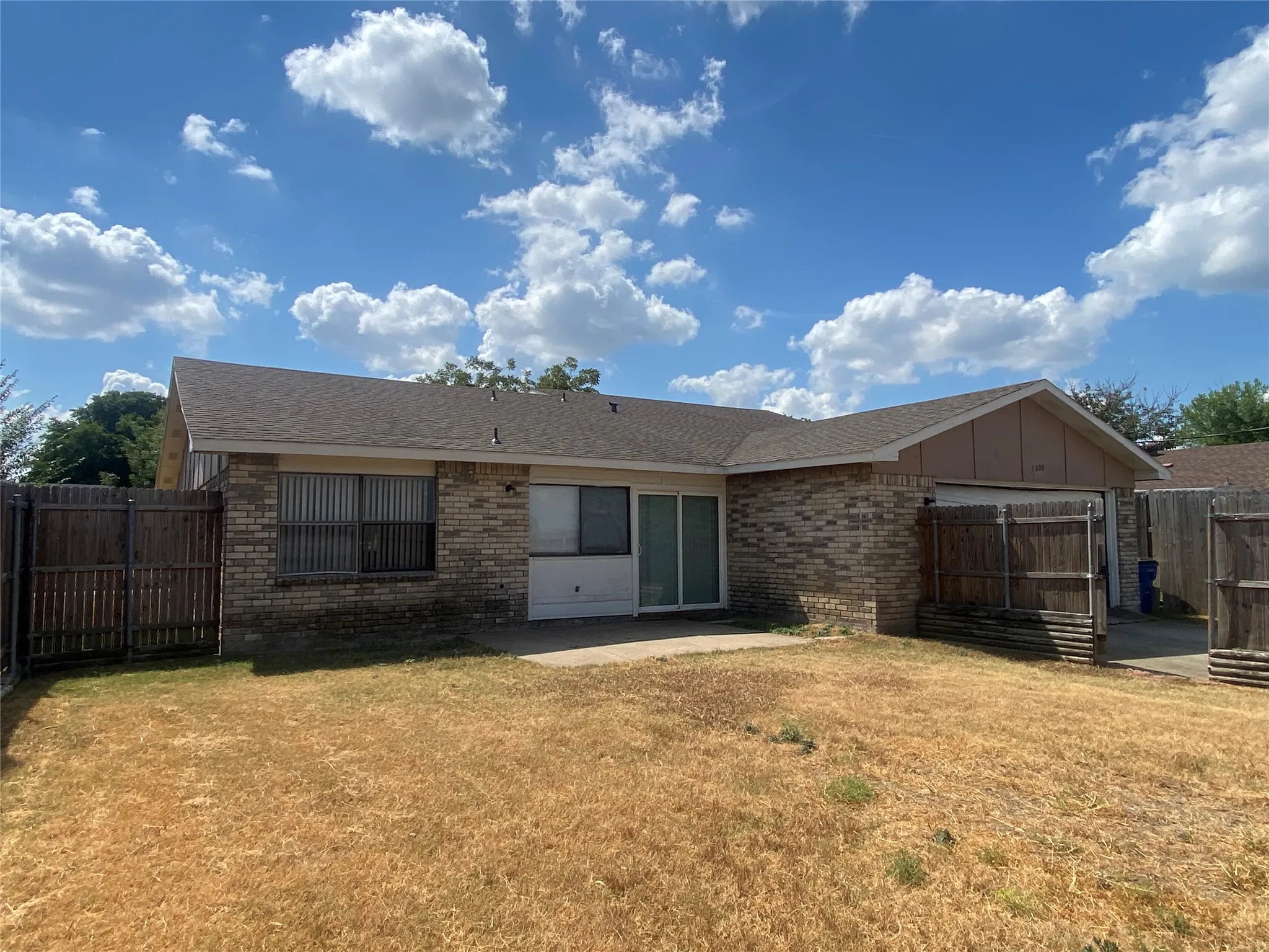 Single Family Residence For Rent in Dallas County , 7309 Oakstone Drive, Dallas, Texas 75249, 3 Bedroom, 2 Bathroom, 2 Garage spaces, 1,920 Sqft, built in 1979, mls#21390622, Real Estate Agent in Dallas, Homes For Rent in Dallas county, Homes For Rent in Dallas, Realtor in Dallas Texas, Real Estate Brokerage Independent Realty Texas, Luminita Cordes Realtor