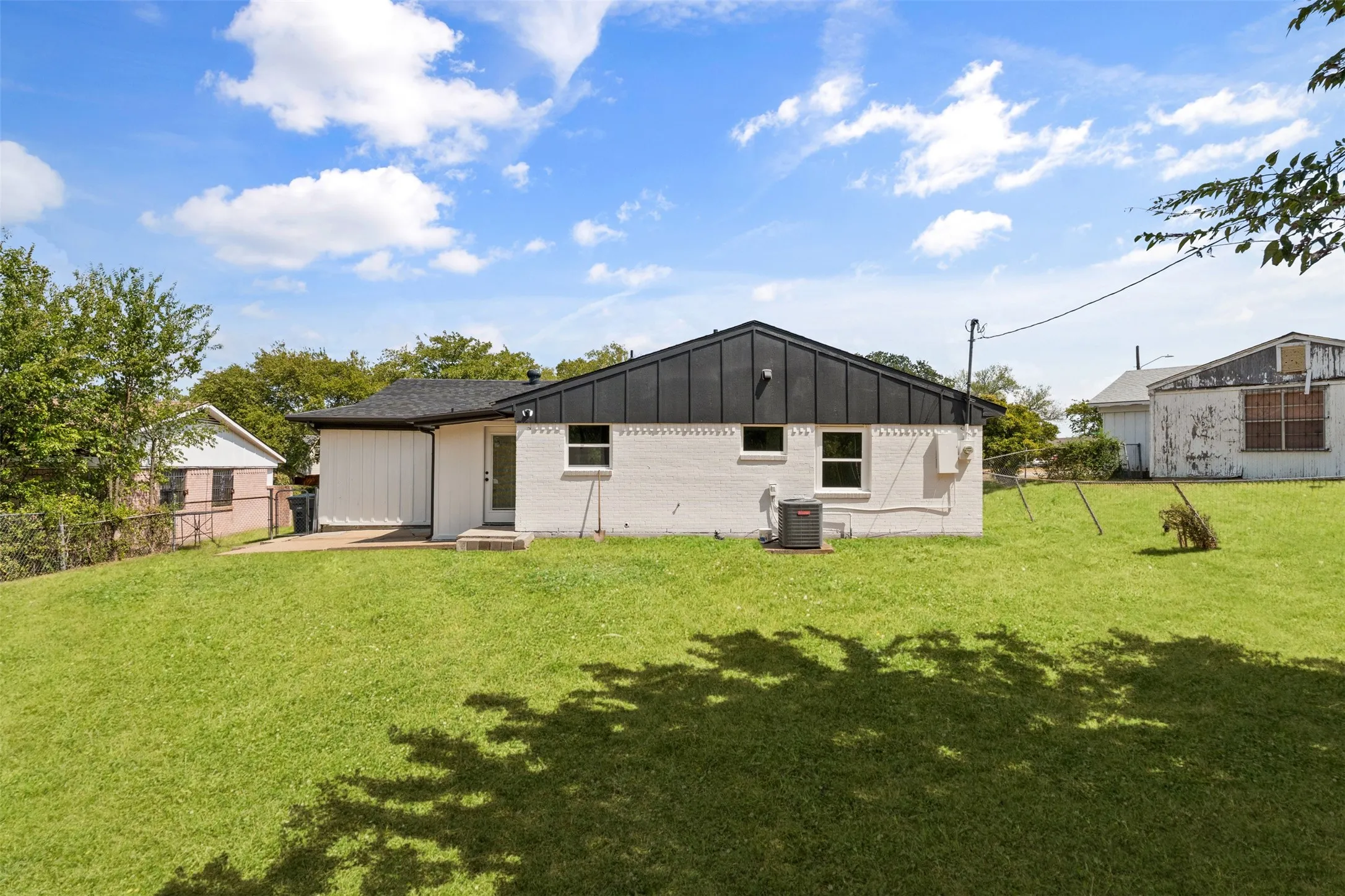 Single Family Residence For Sale in Dallas County , 7011 Sweet Sue Lane, Dallas, Texas 75241, 3 Bedroom, 2 Bathroom, 2 Garage spaces, 1,275 Sqft, built in 1960, mls#21390495, Real Estate Agent in Dallas, Homes For Sale in Dallas county, Homes For Sale in Dallas, Realtor in Dallas Texas, Real Estate Brokerage Independent Realty Texas, Luminita Cordes Realtor